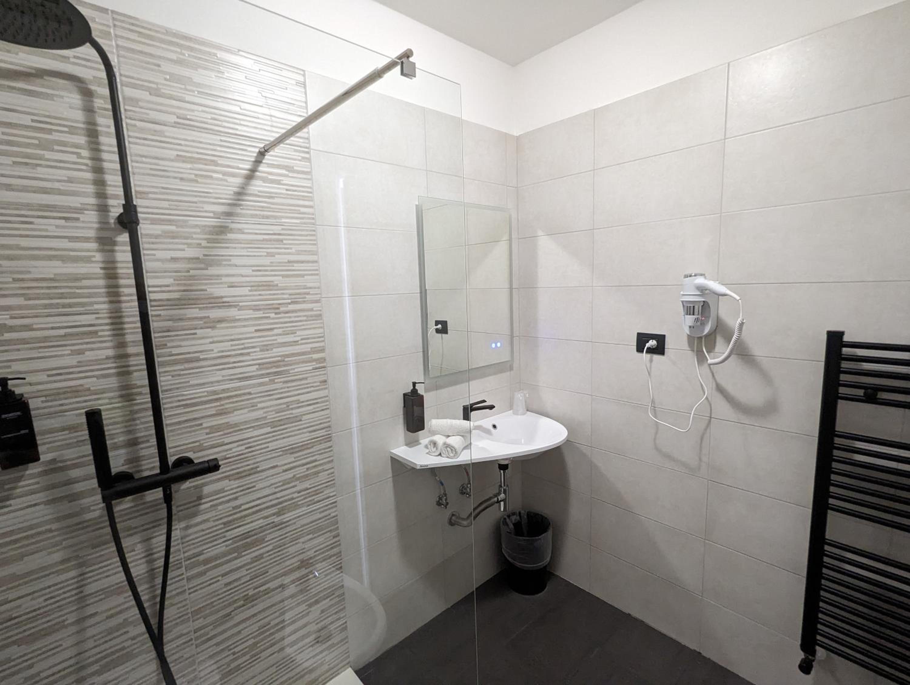 Economy Triple Room photo 2