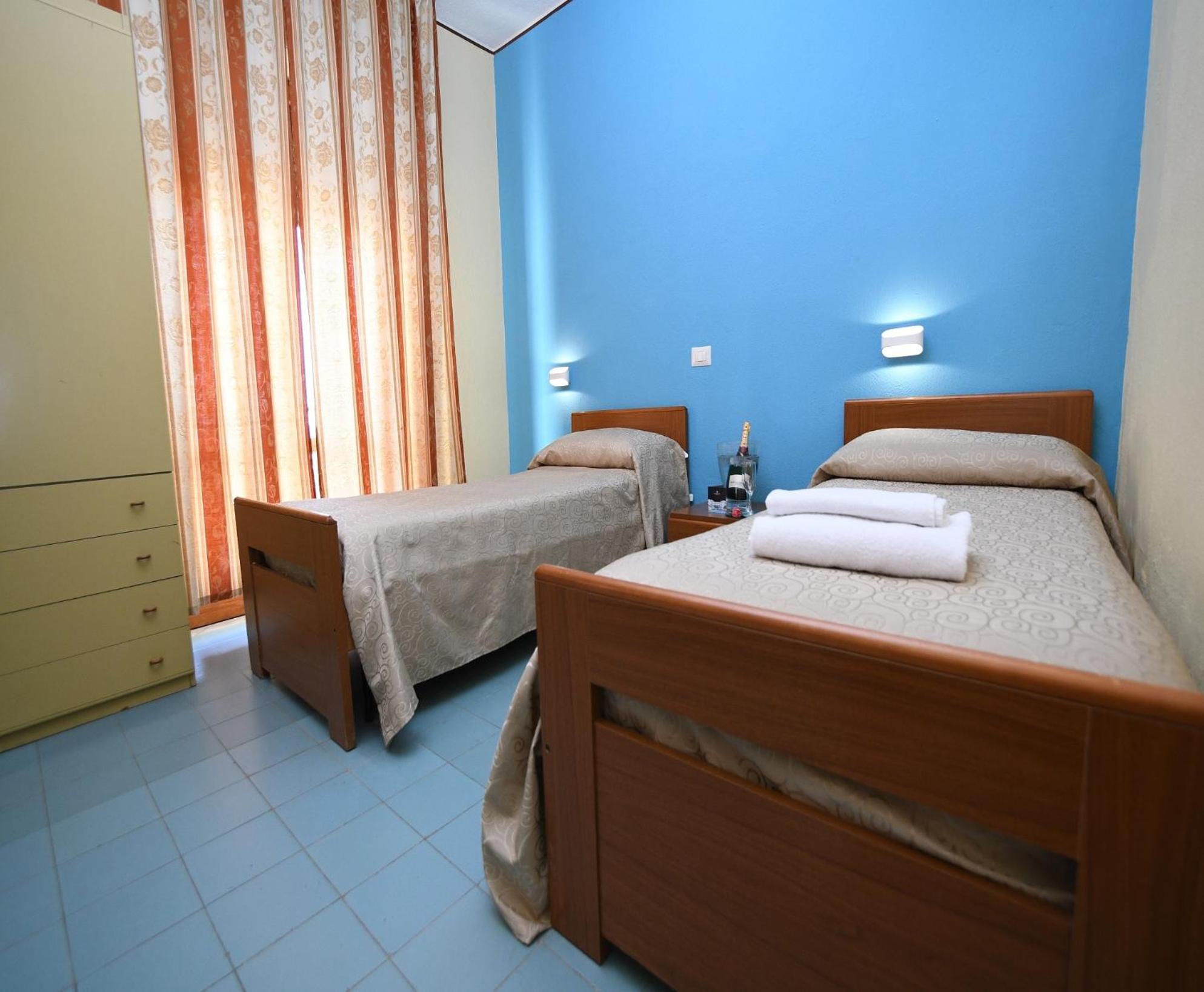 Twin Room - Photo 1