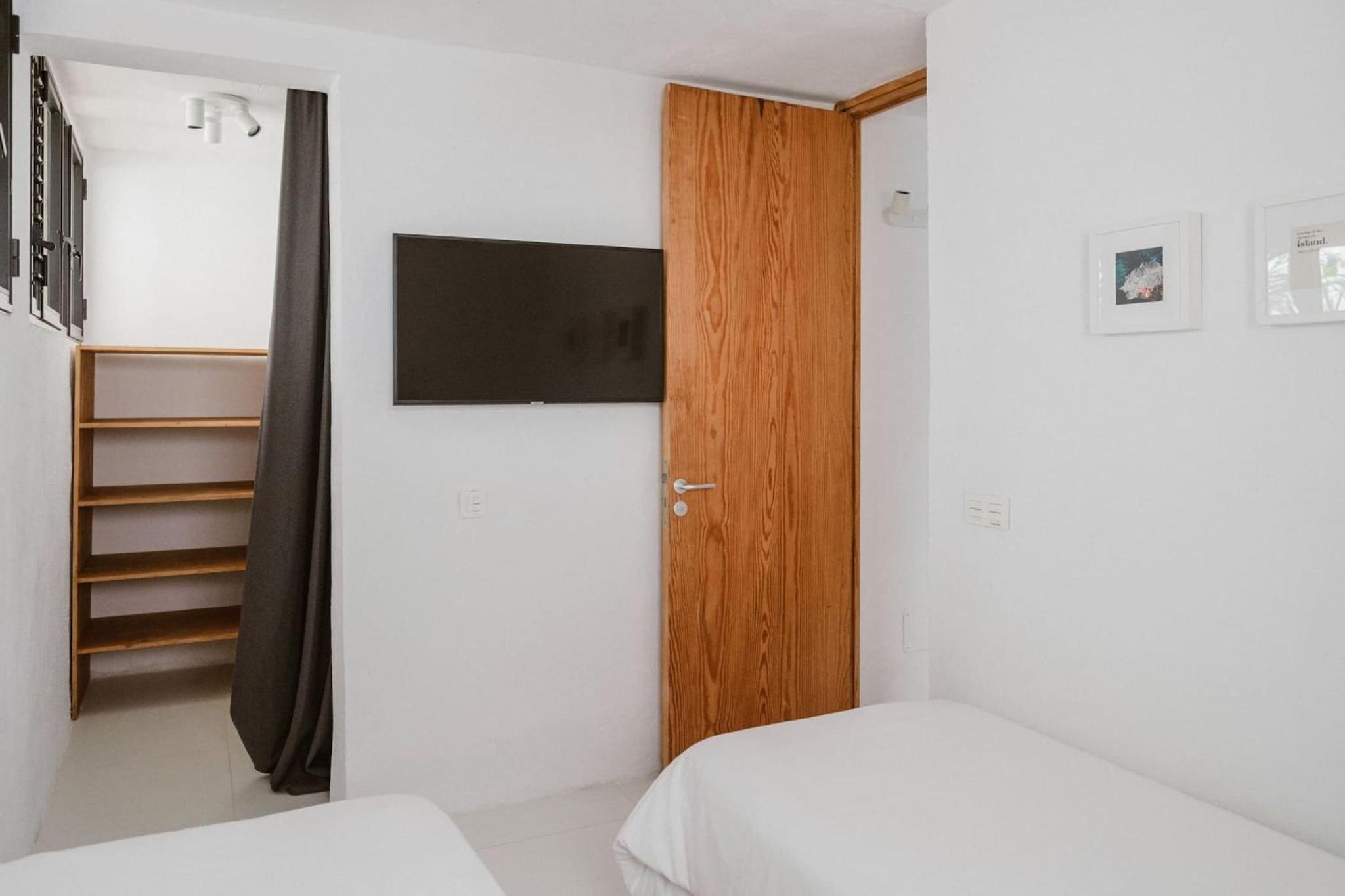 Two-Bedroom Apartment with Garden photo 2