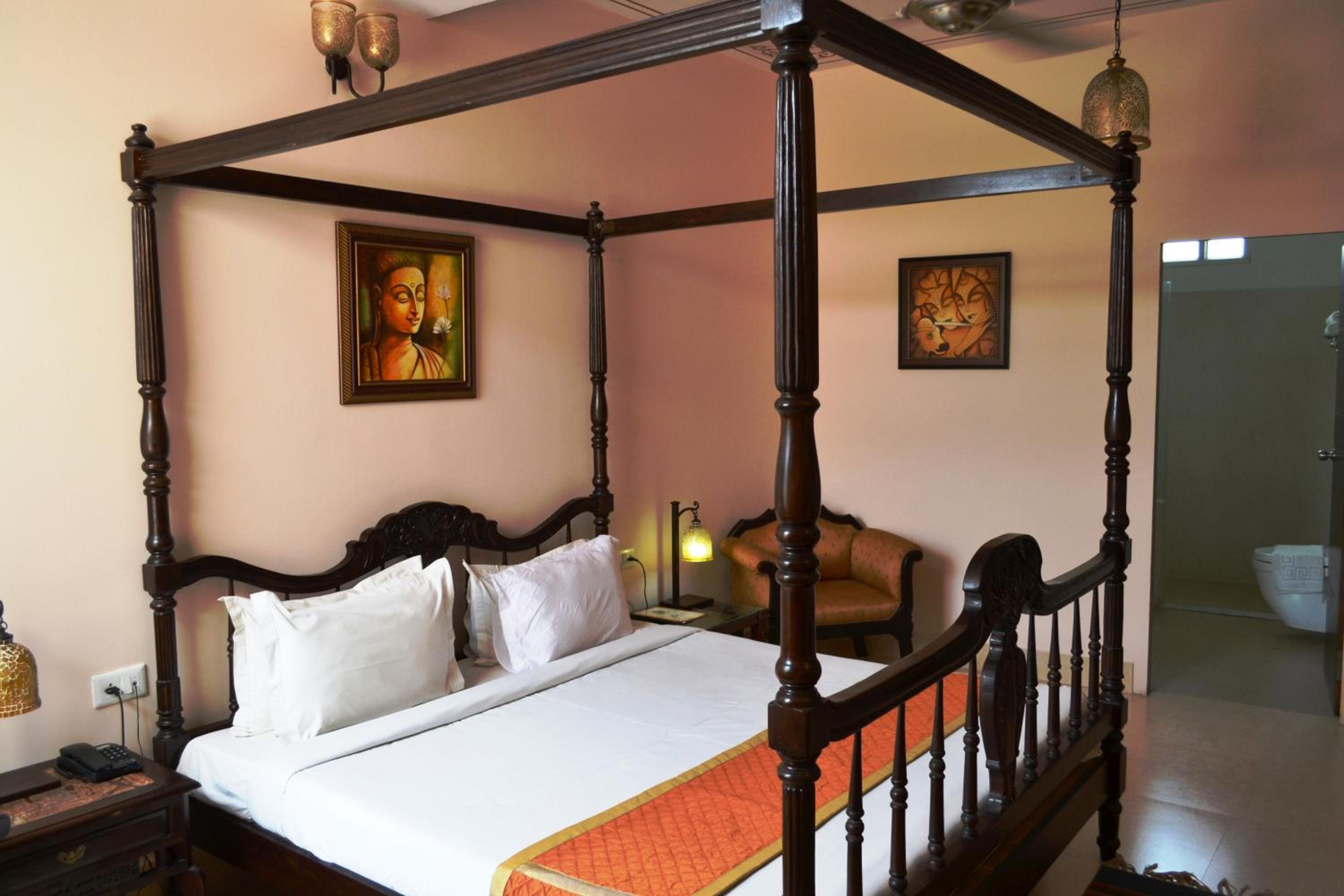 Junior Suite – Includes free pickup from airport/ train station / bus station via tuk-tuk, & a dedicated travel desk to assist with local sightseeing tours, intercity travel arrangements & activities. - Photo 5