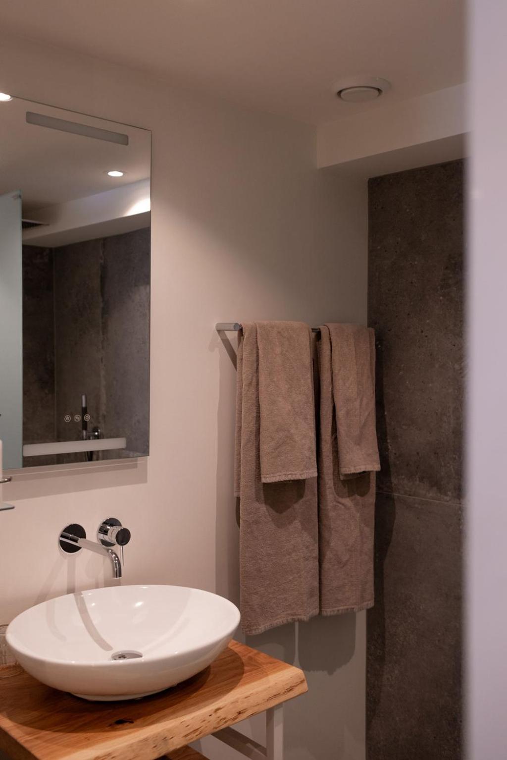 Large Double Room with Rain Shower photo 3