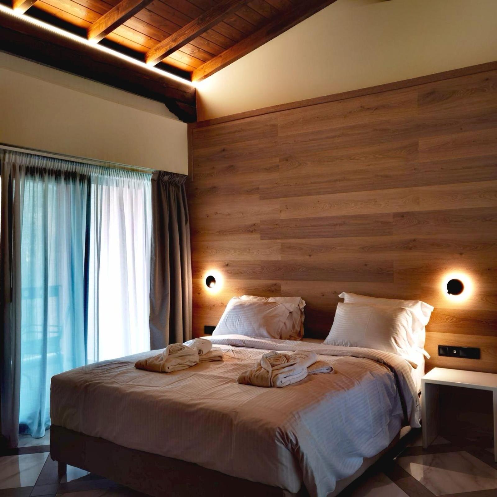 Double Room with Lake View - Photo 3