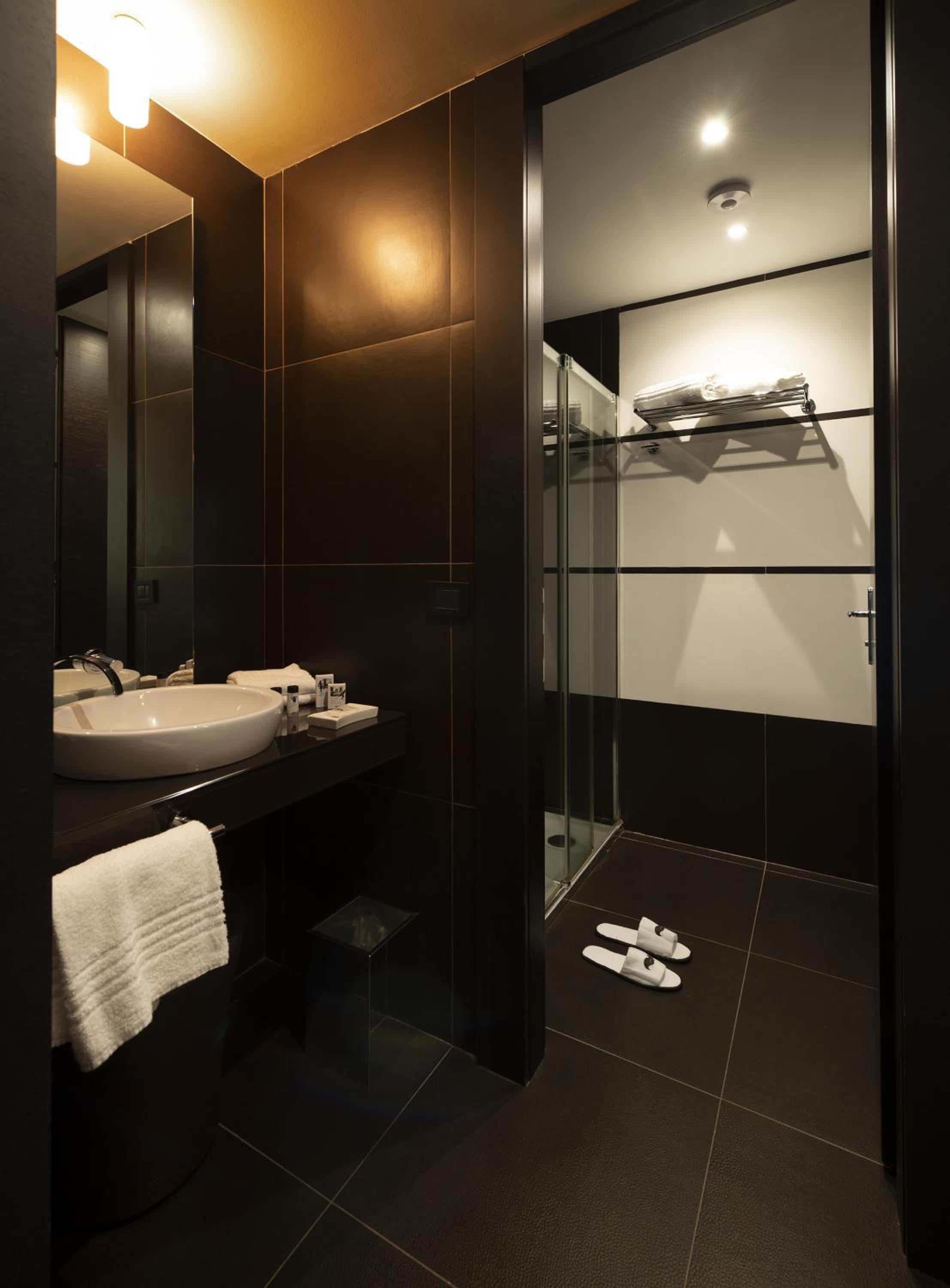 Double or Twin Room - Photo 13