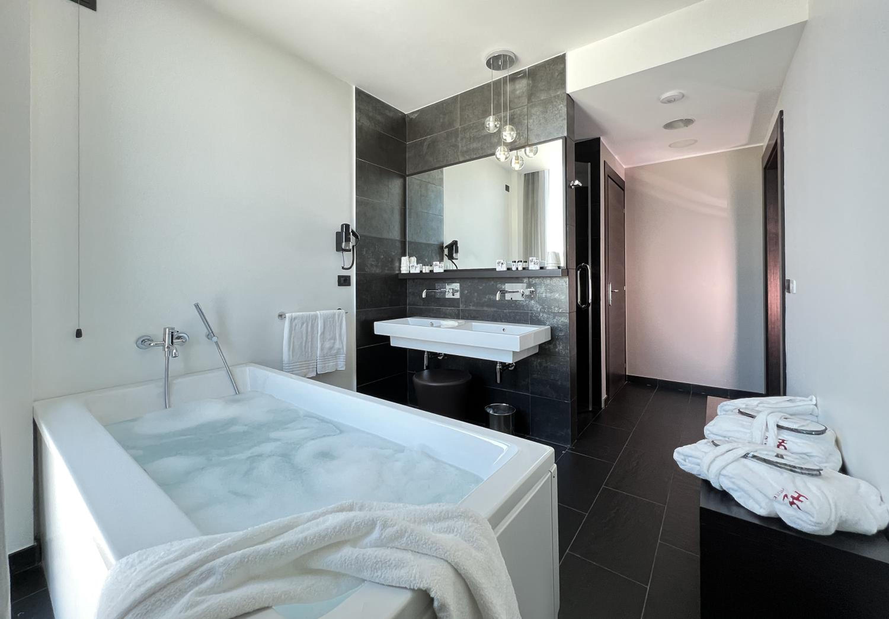 Suite - Photo 9