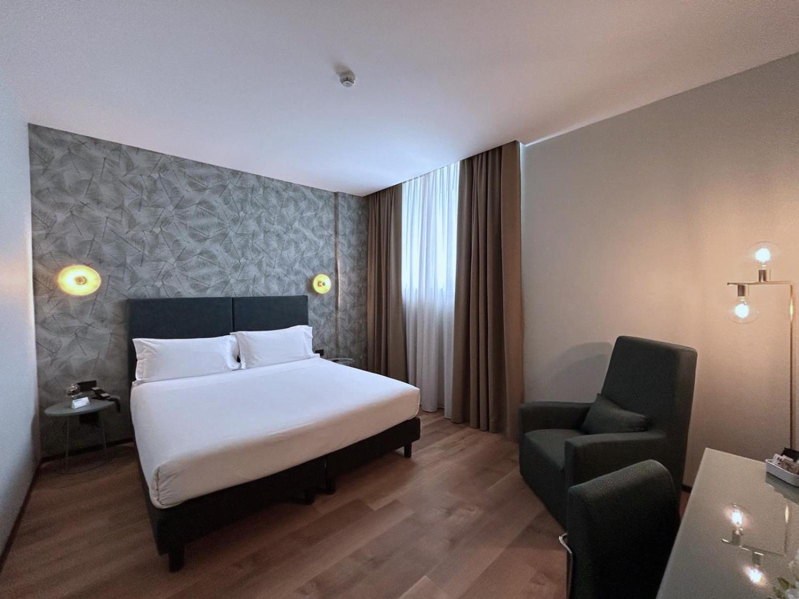 Double or Twin Room - Photo 8