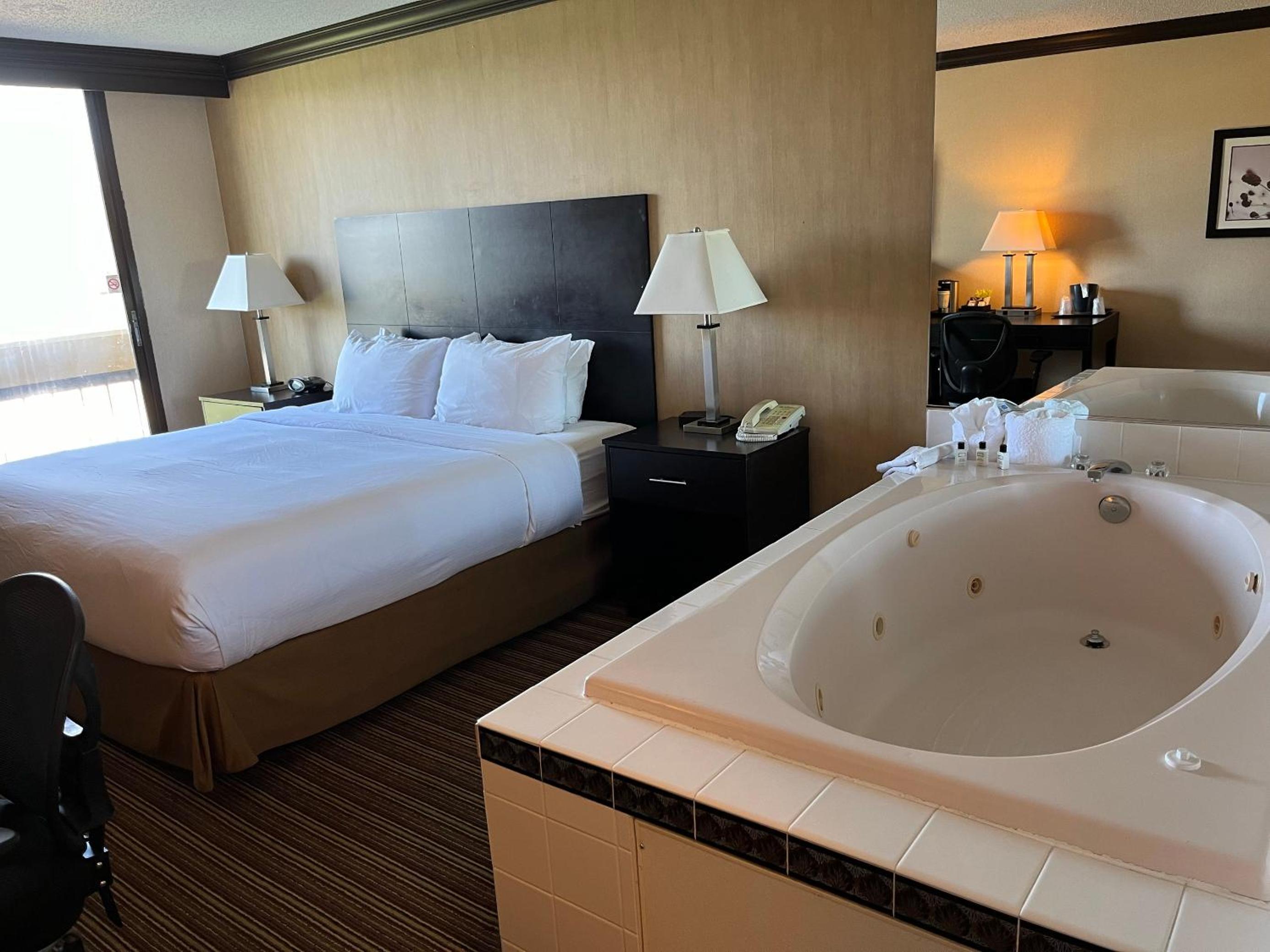 Deluxe King Room - Non-Smoking - Photo 5