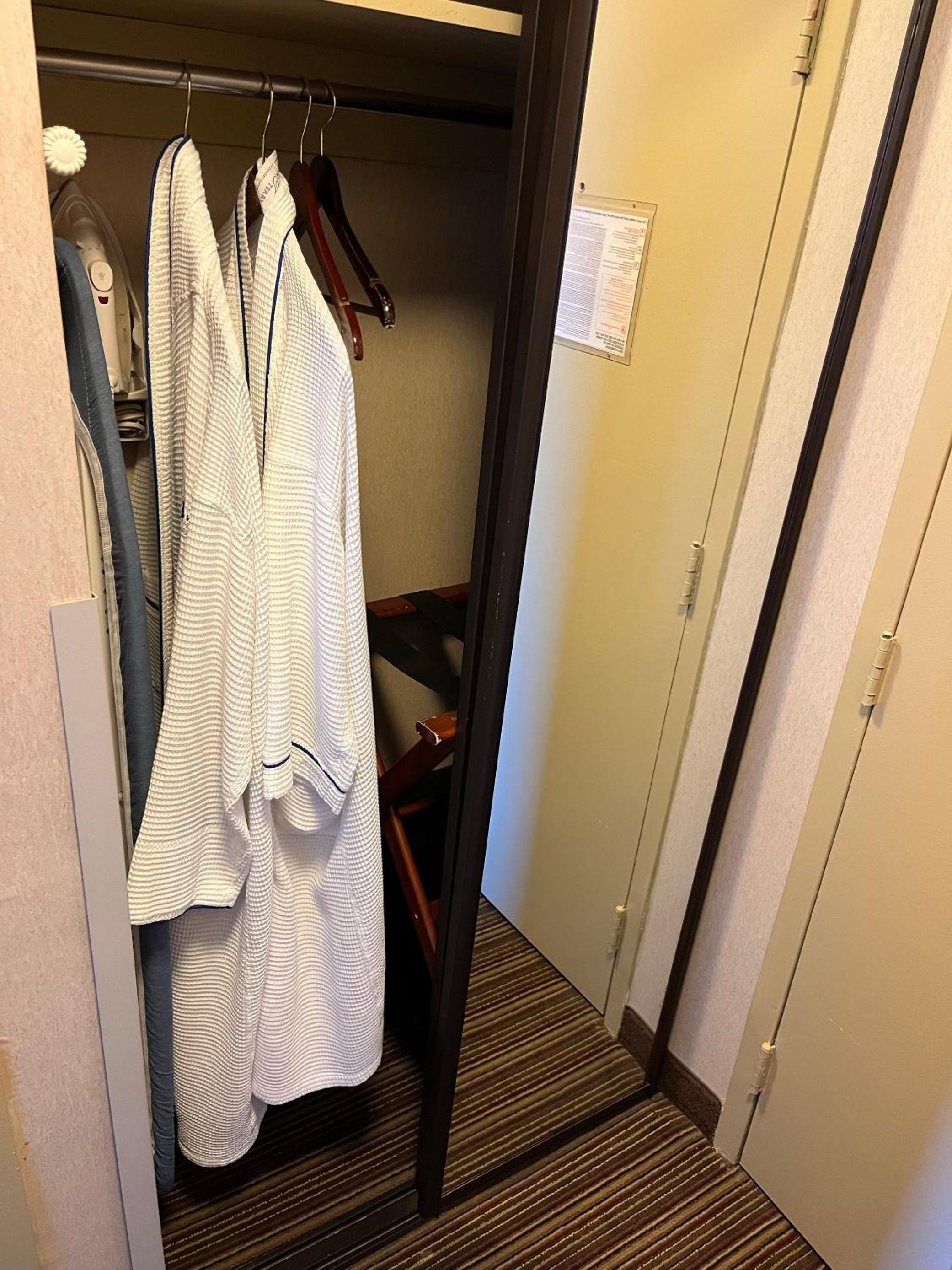 Deluxe King Room - Non-Smoking - Photo 3