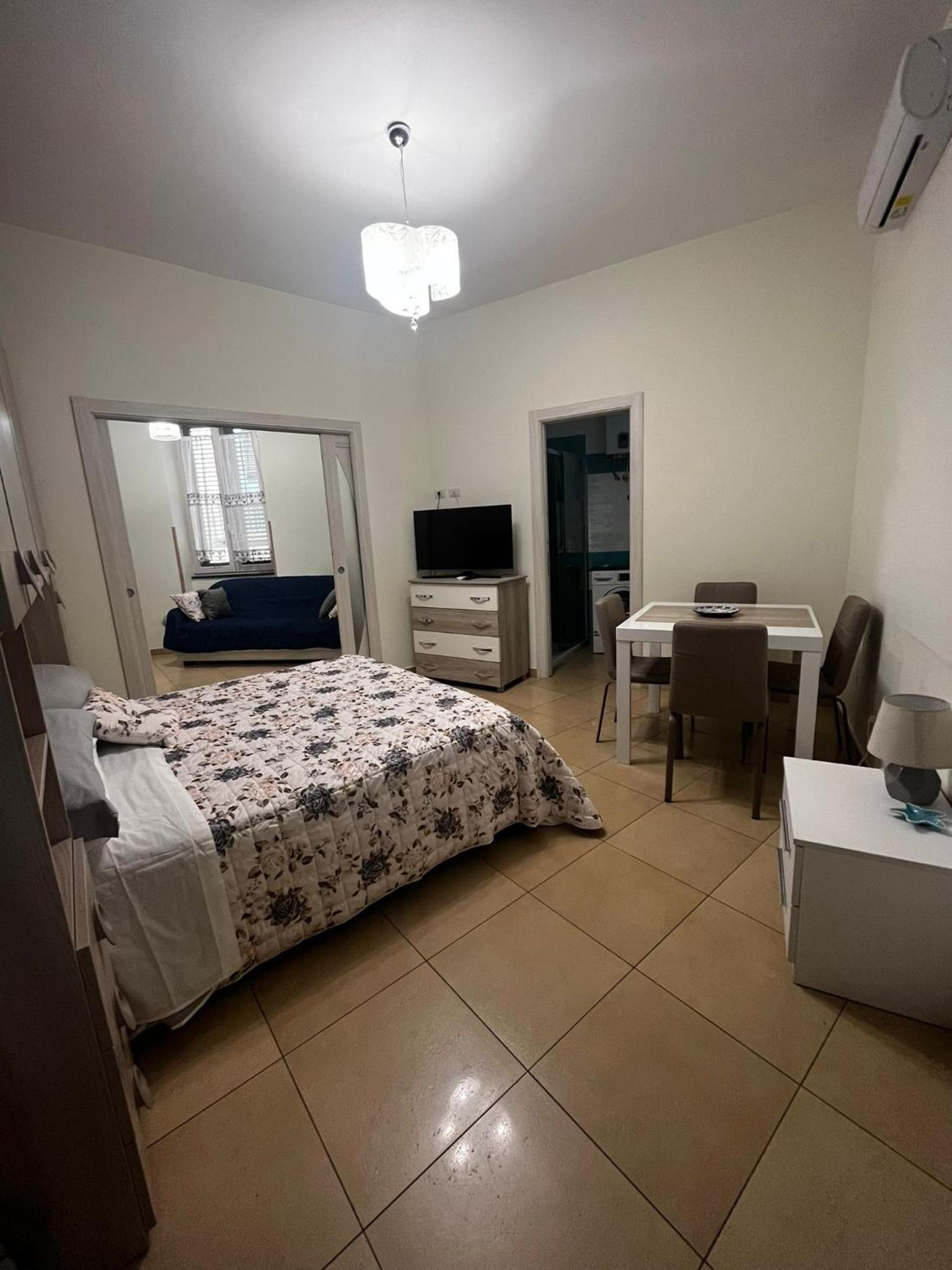 One-Bedroom Apartment - Photo 5