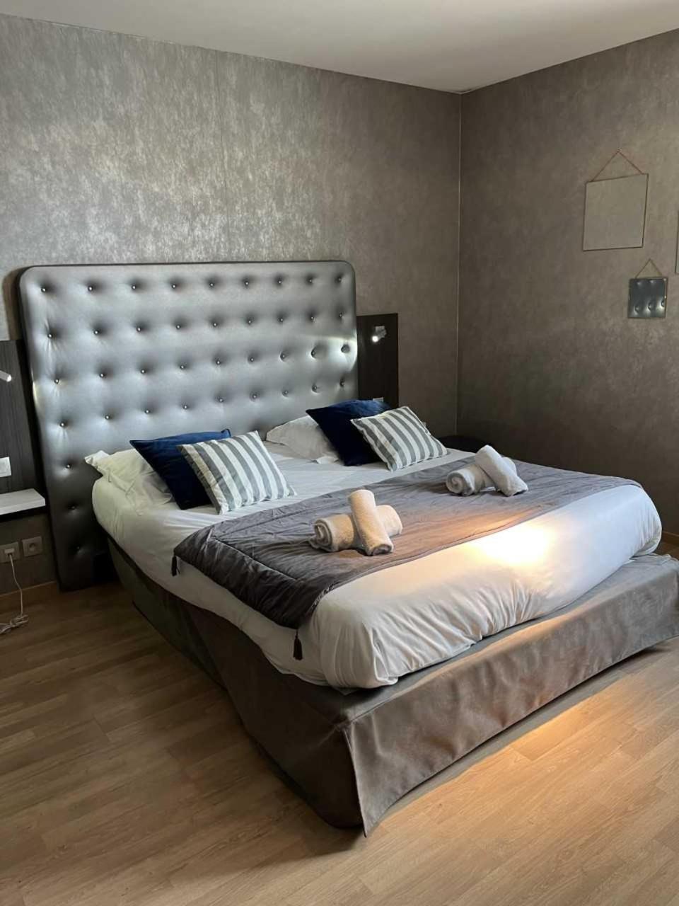 Comfort Queen Room - Photo 7