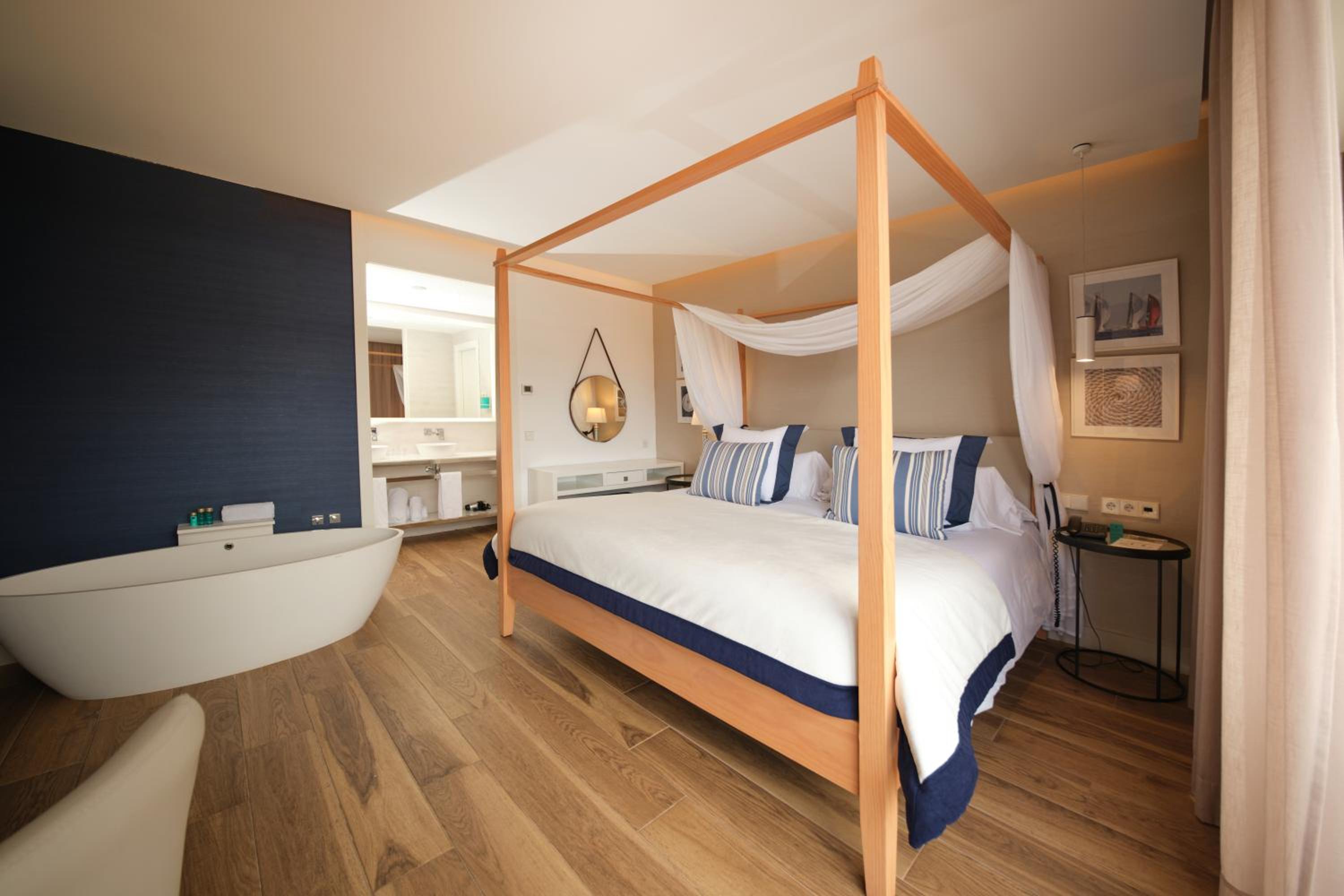Suite with Sea View - Photo 7