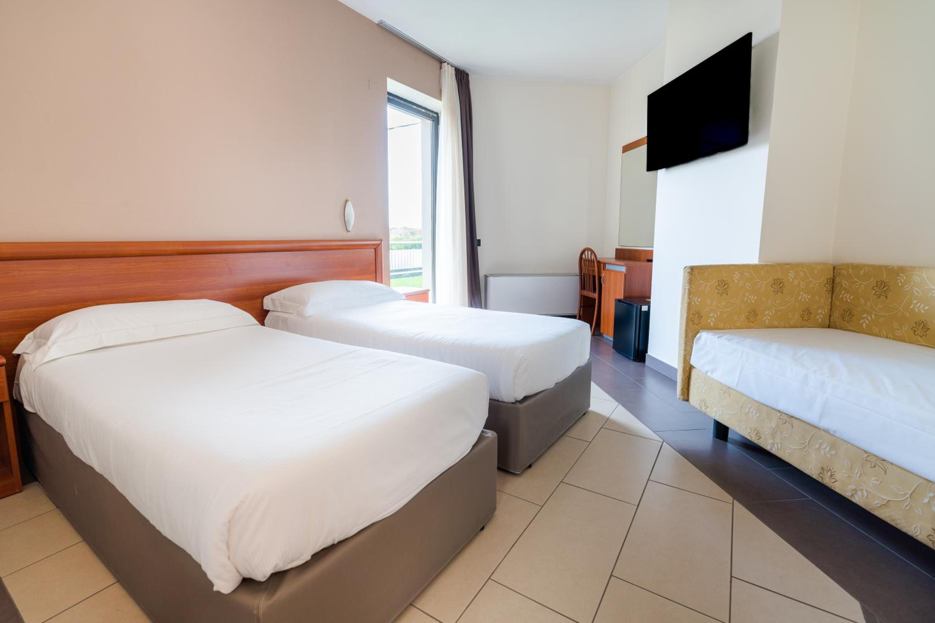 Triple Room with Balcony - Photo 3