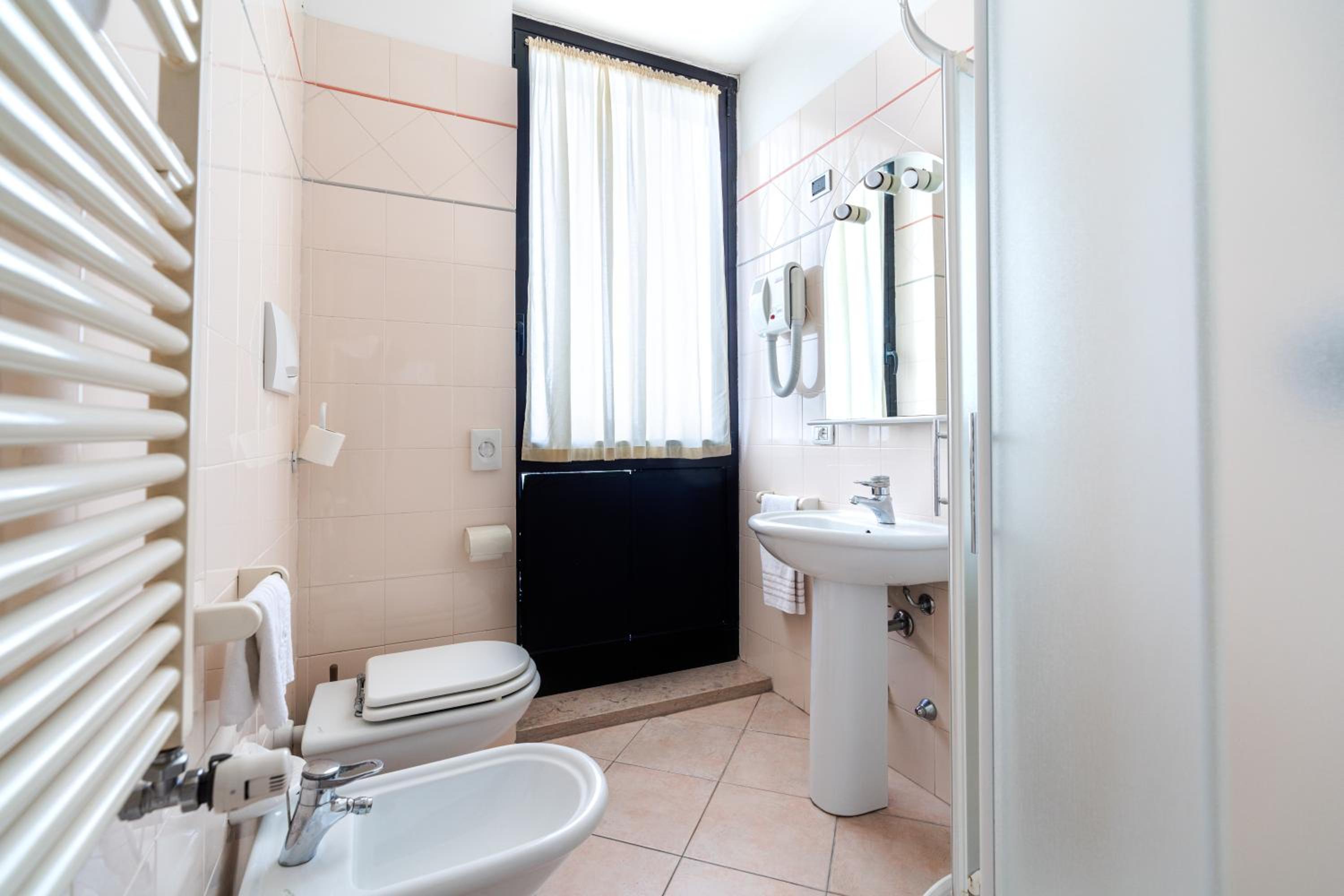 Double Room - Photo 6