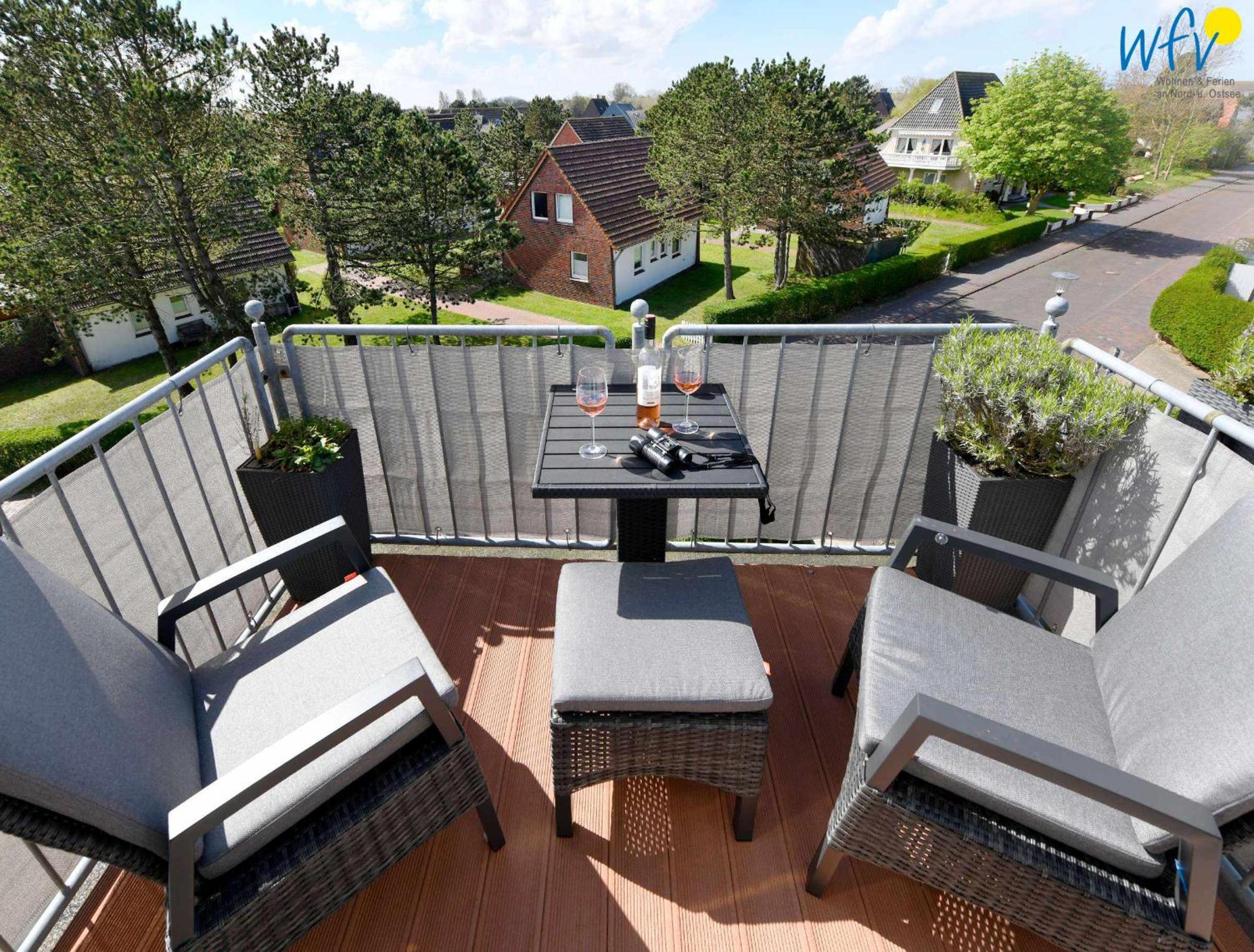 Apartment with Balcony photo 2