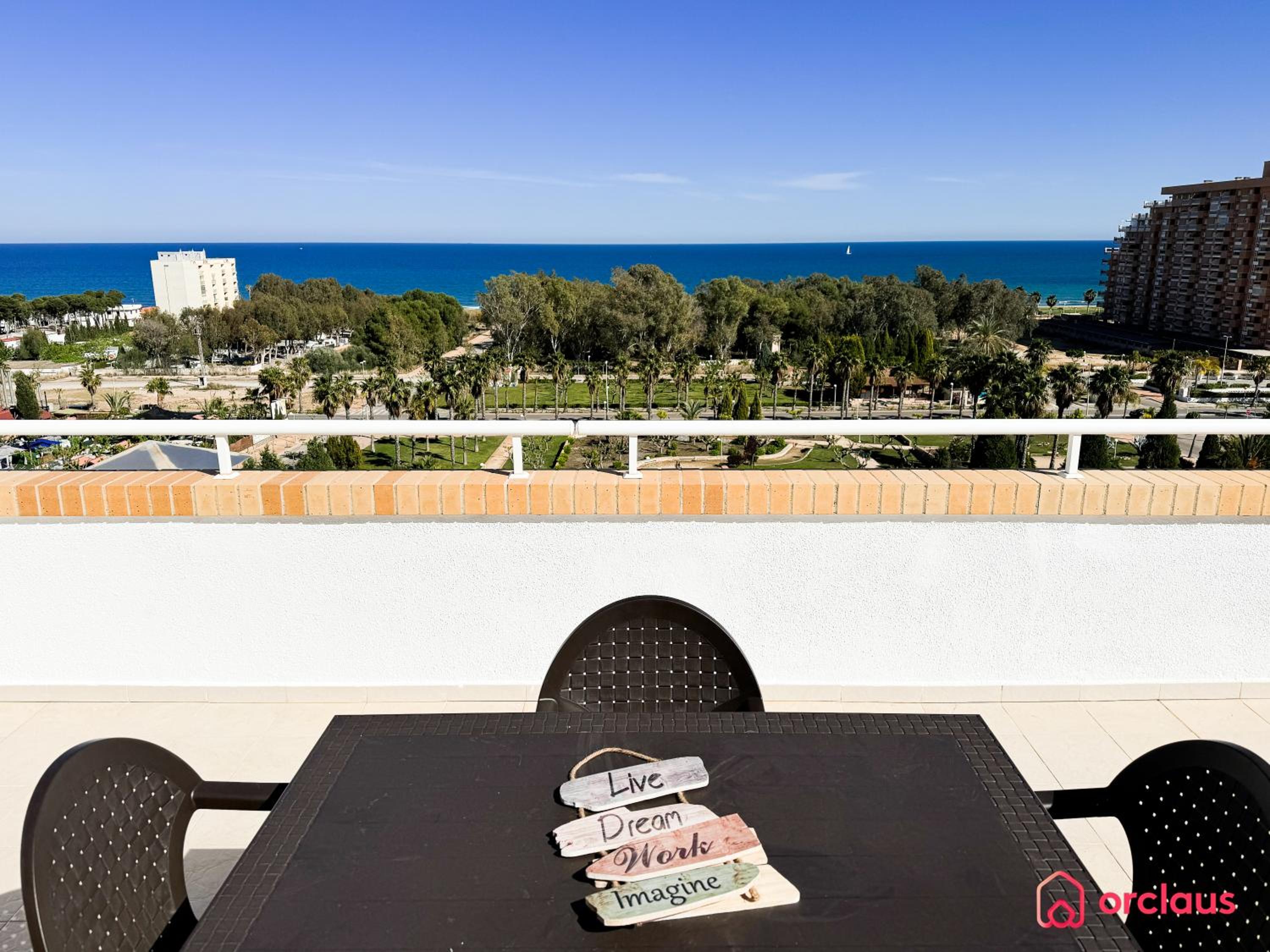 Apartamento de dos habitaciones con terraza y vista al mar