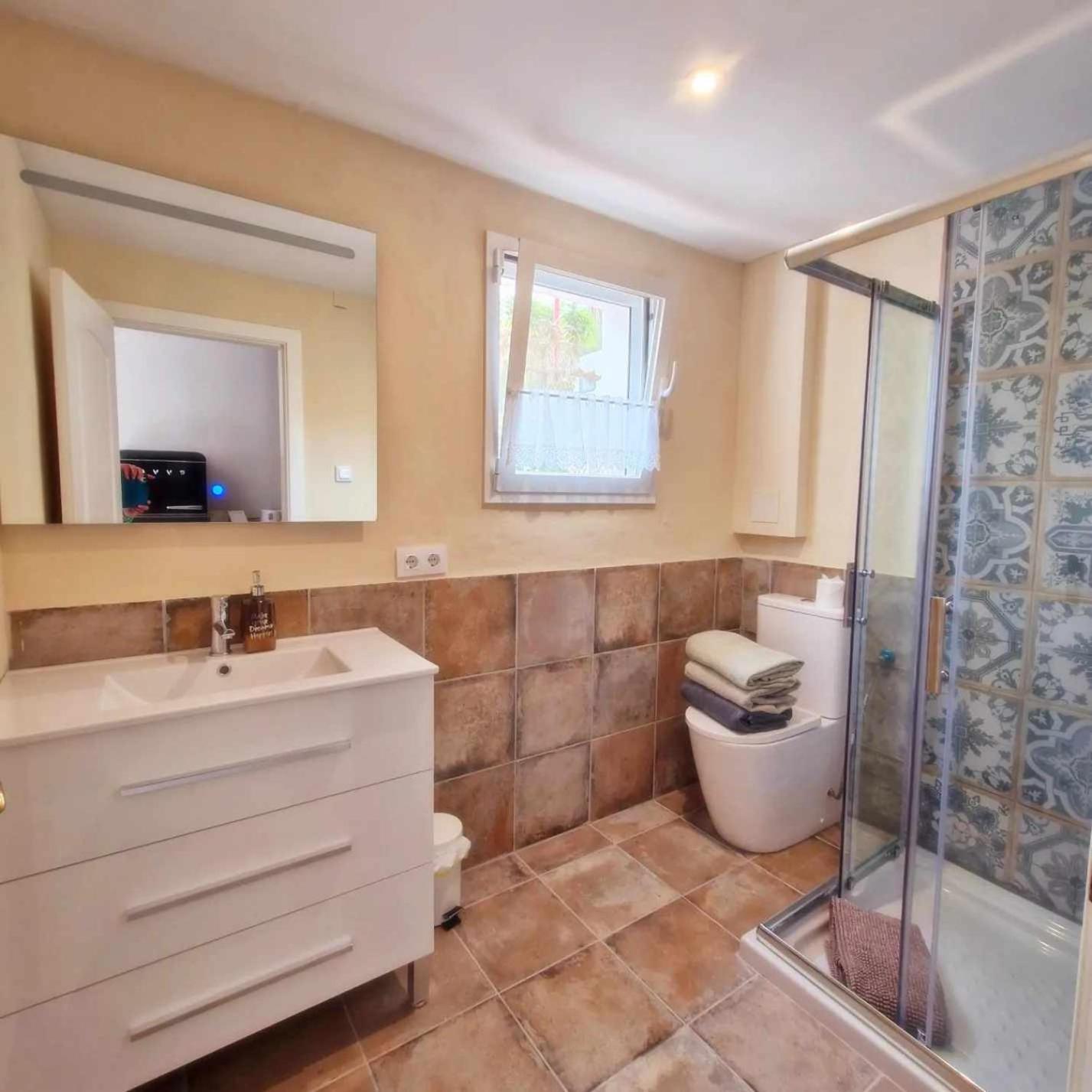 Family Room with Private Bathroom photo 3