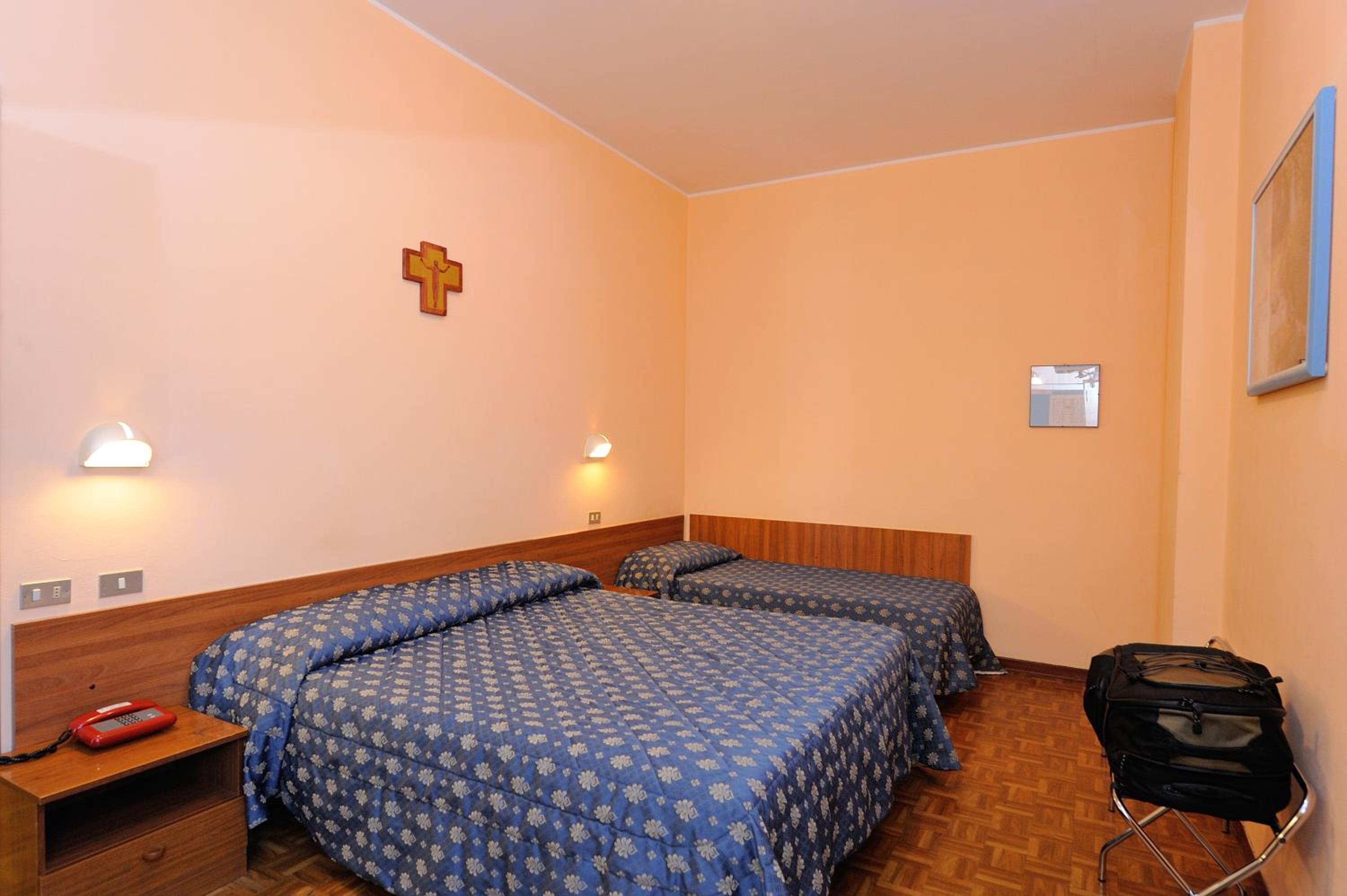 Standard Triple Room with Balcony - Photo 4