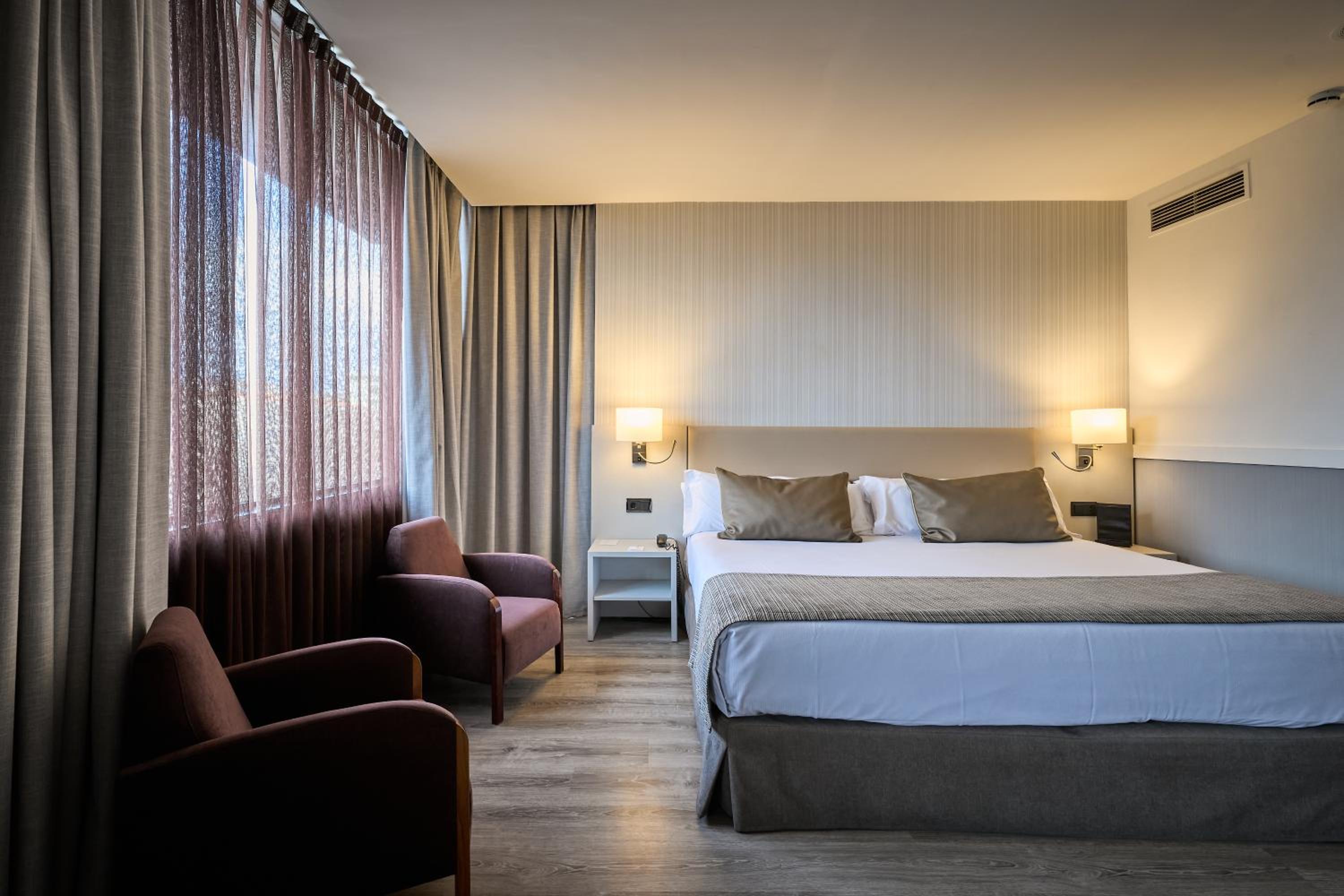 Double or Twin Room - Photo 6