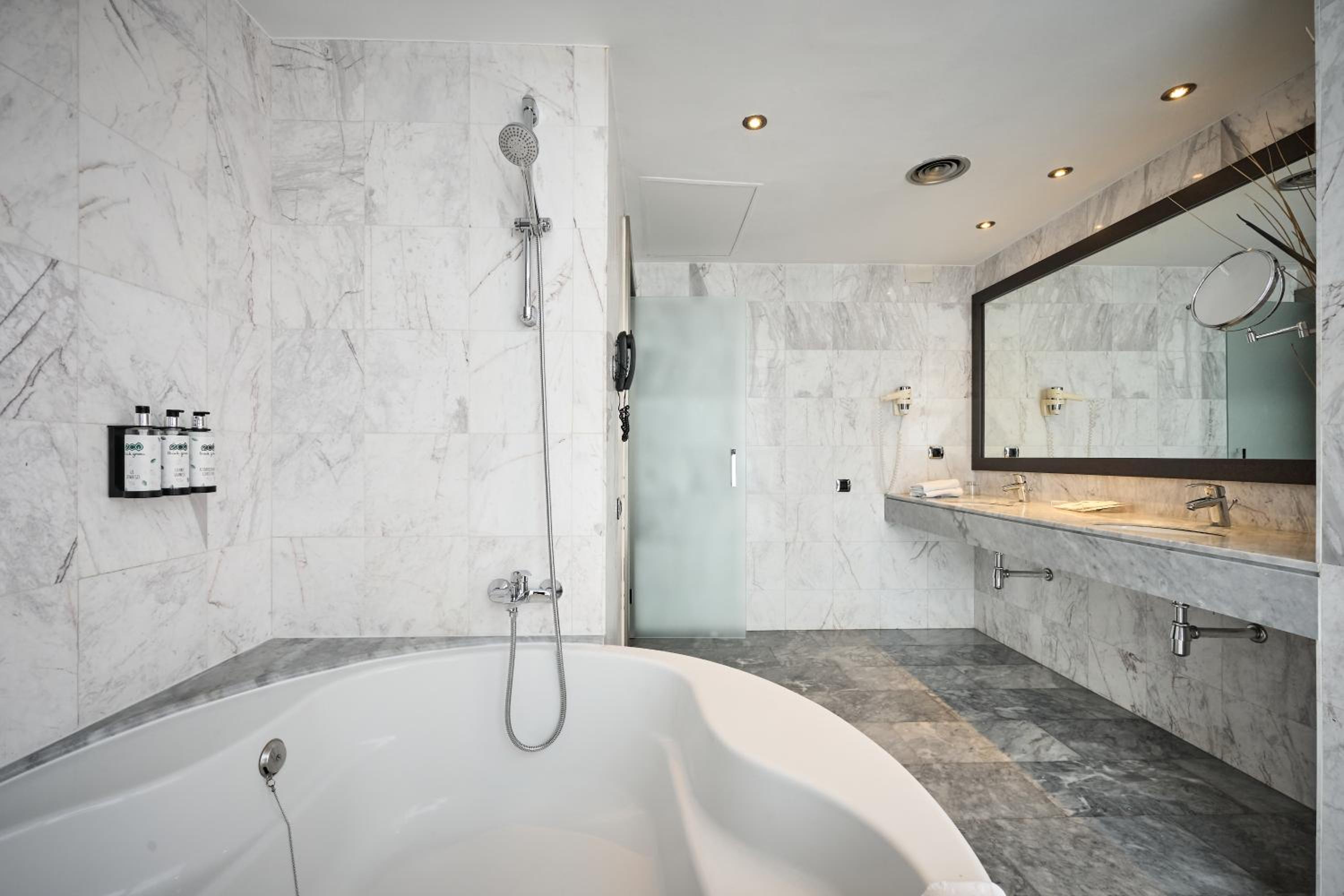 Suite - Photo 2