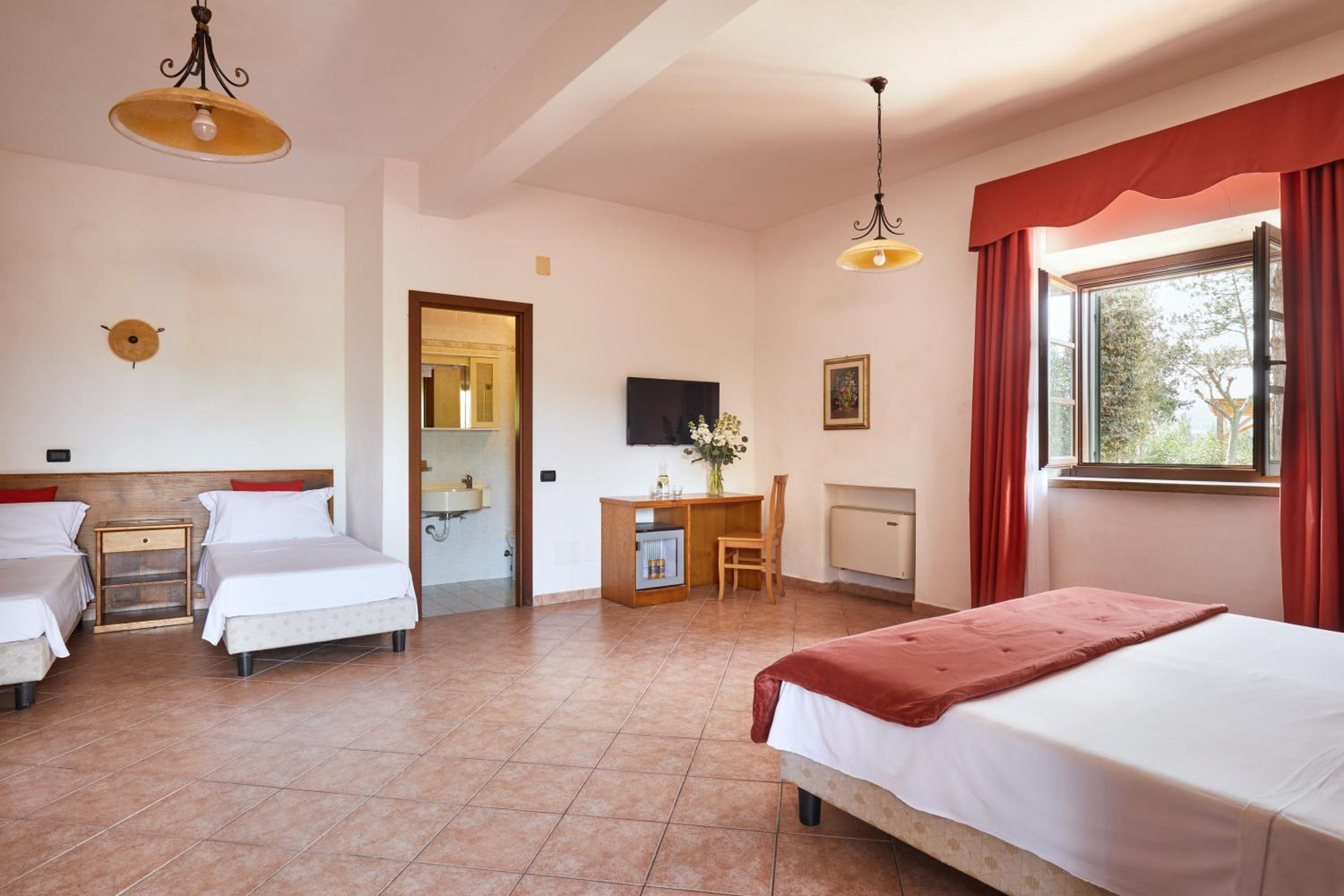 Superior Quadruple Room - Photo 4
