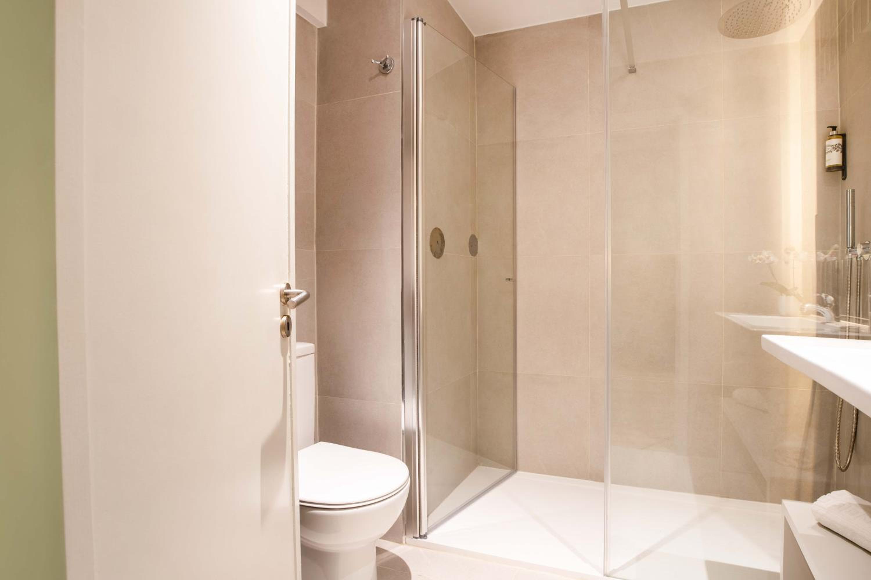 One-Bedroom Apartment with City View - Photo 4