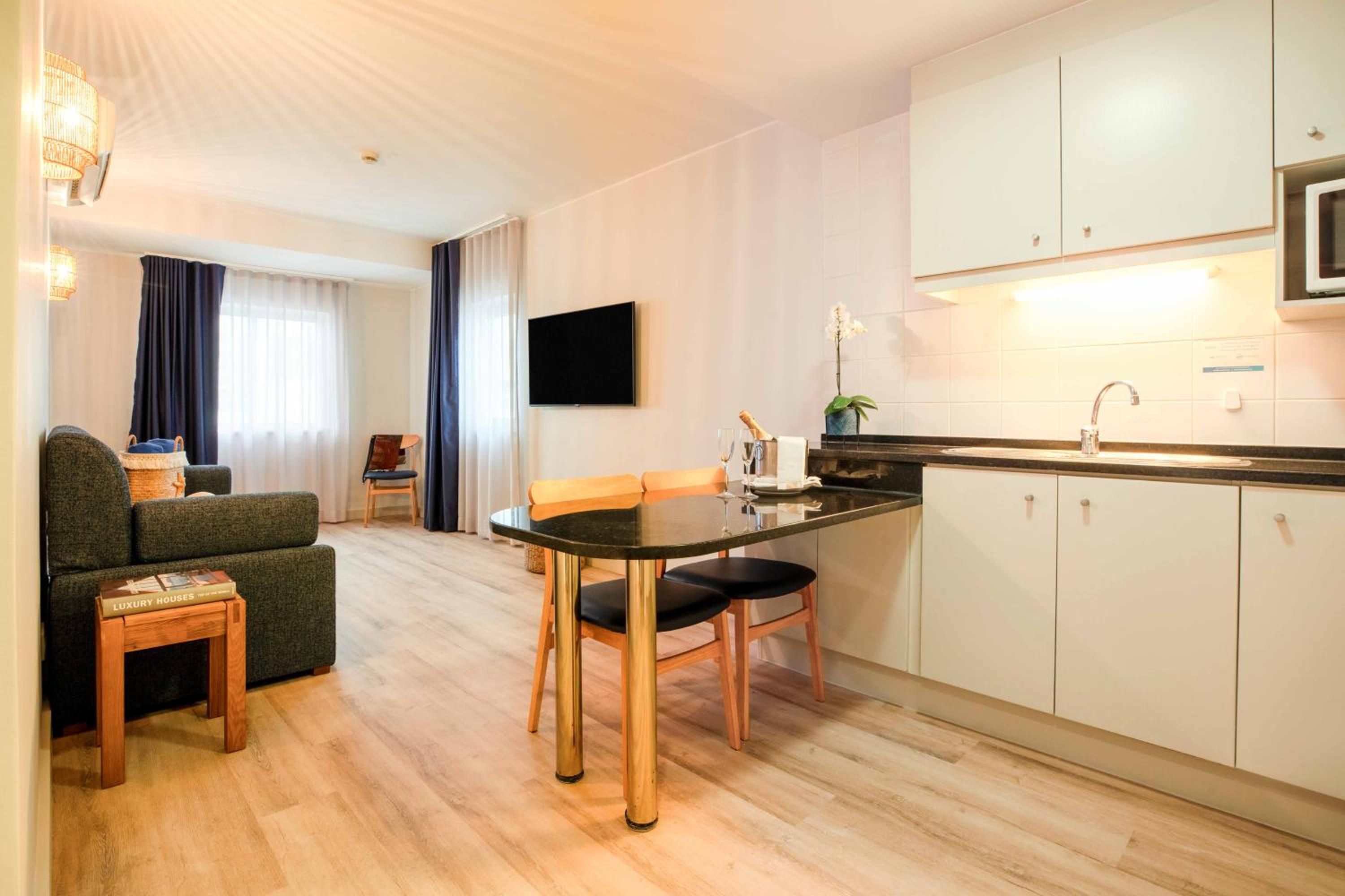 One-Bedroom Apartment with City View - Photo 5