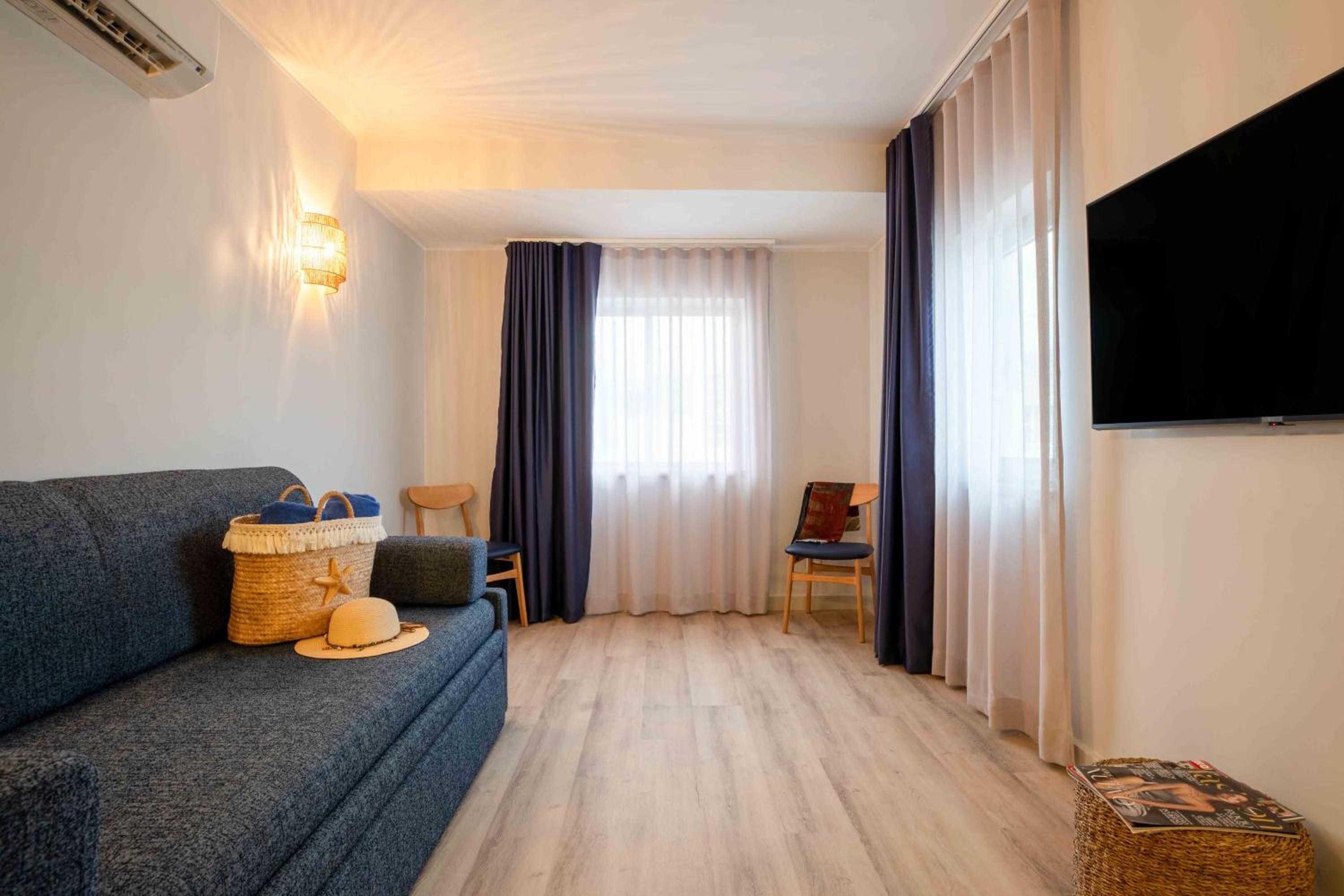 One-Bedroom Apartment with City View - Photo 2