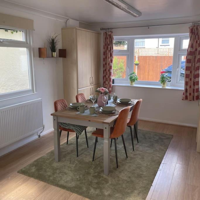 Three-Bedroom House photo 3