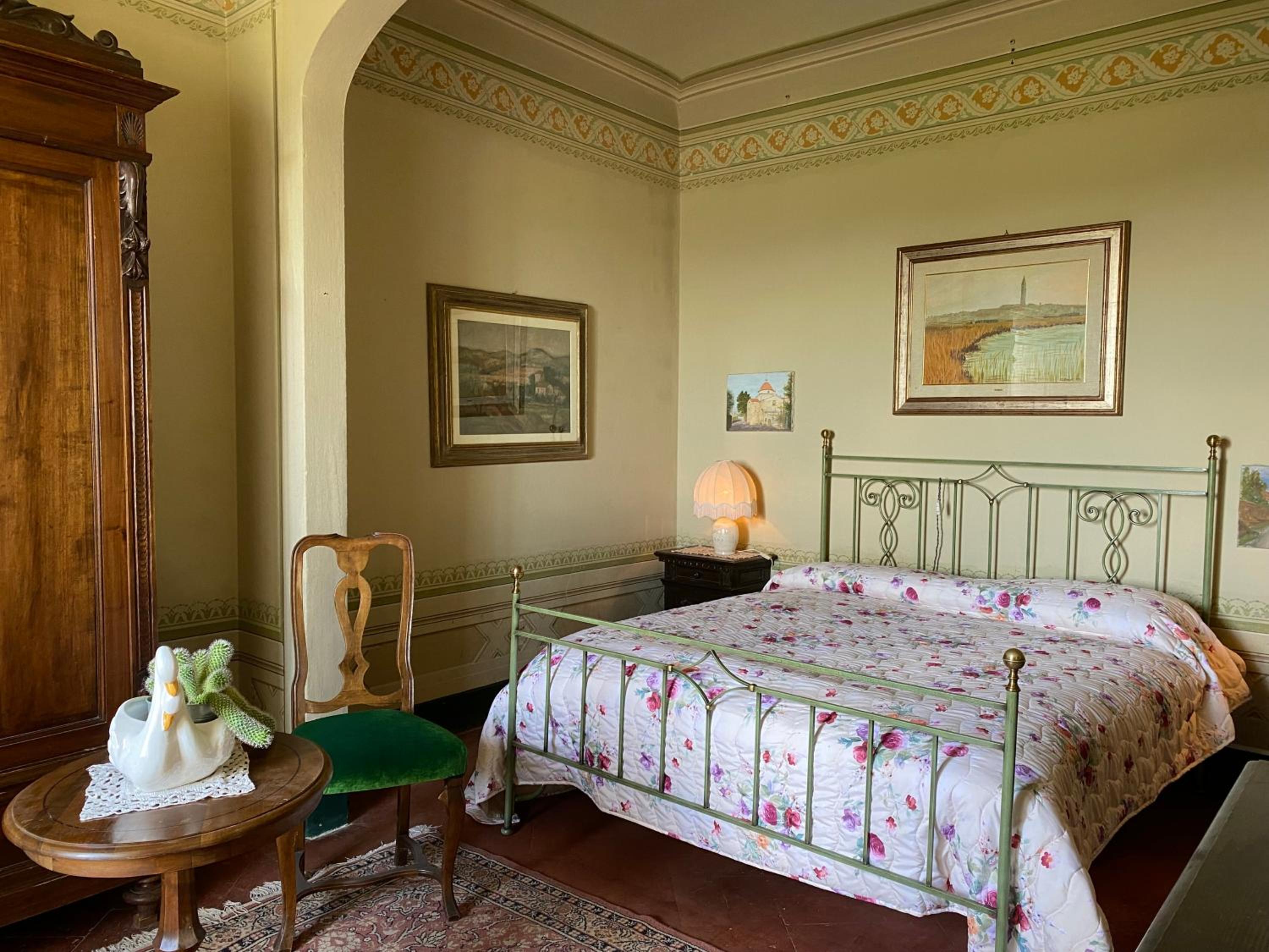 Queen Room with Shared Bathroom photo 1
