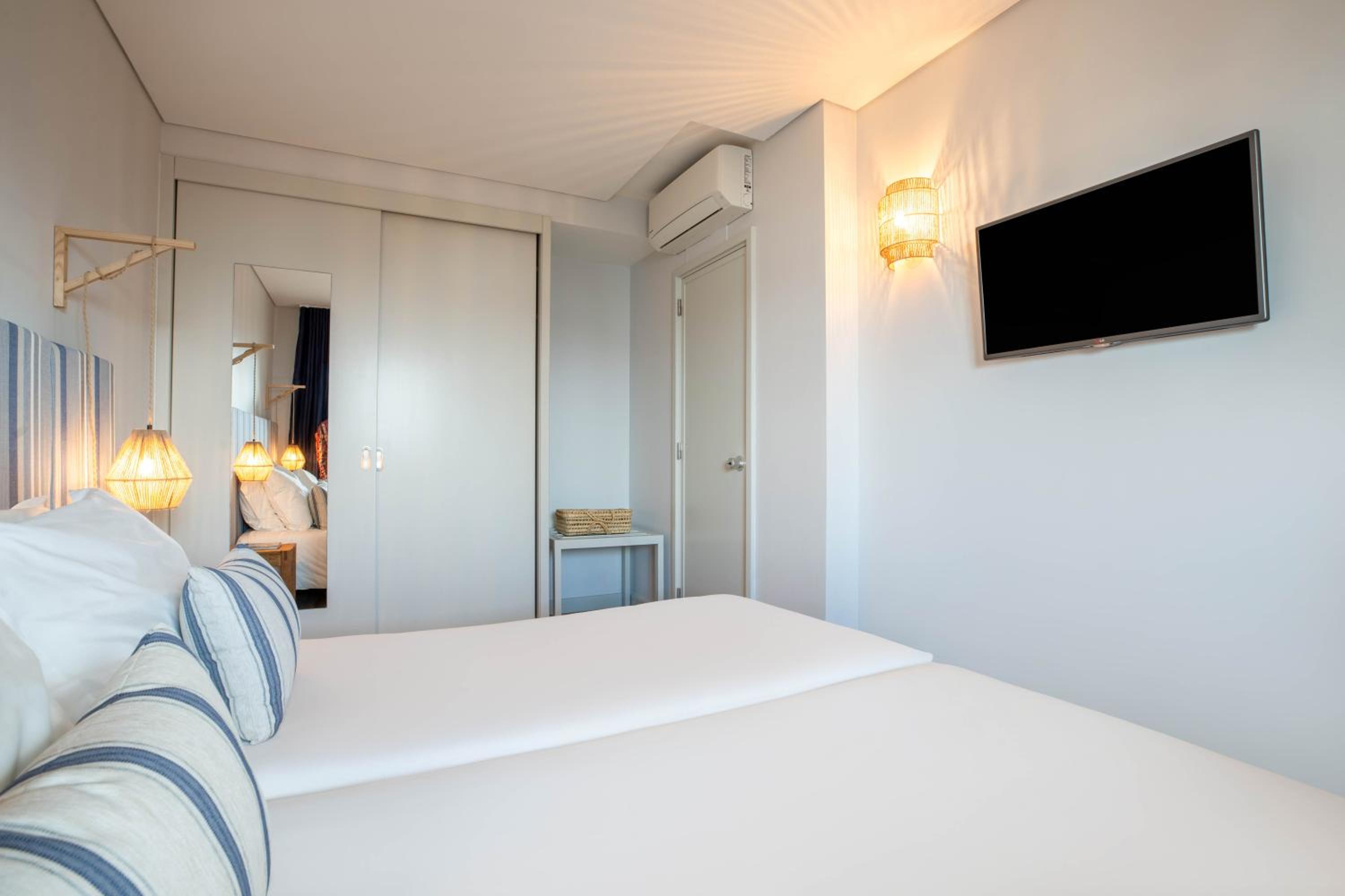 Twin Room - Photo 2