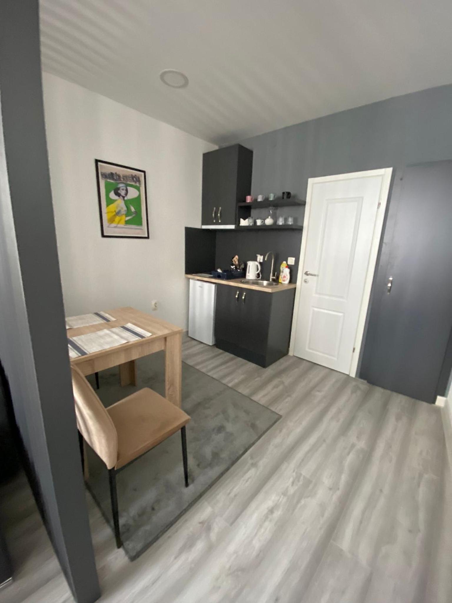 One-Bedroom Apartment photo 2