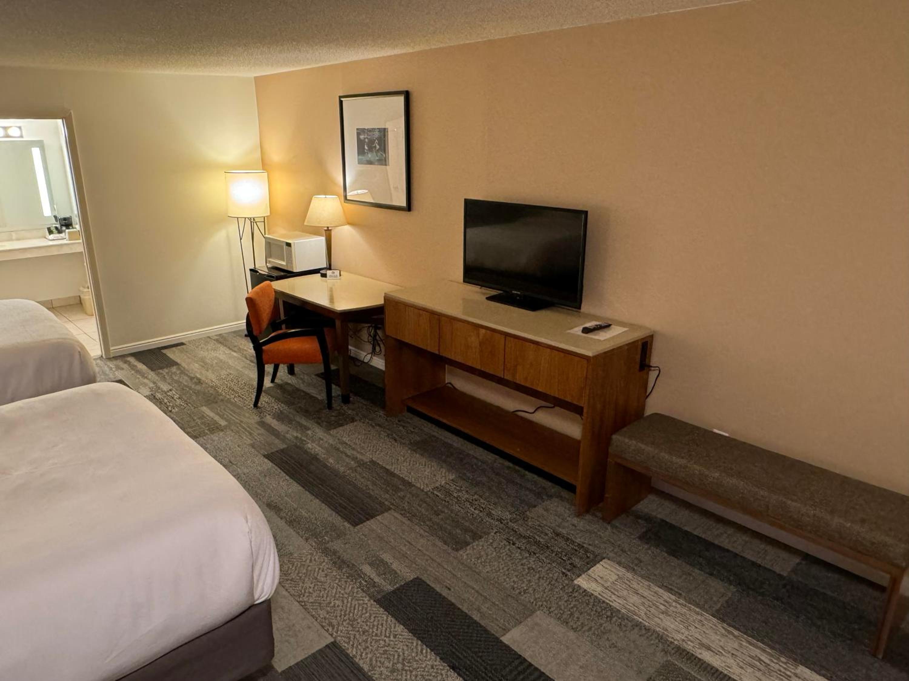 Deluxe Queen Room with Two Queen Beds No Pets - Disability Access photo 3
