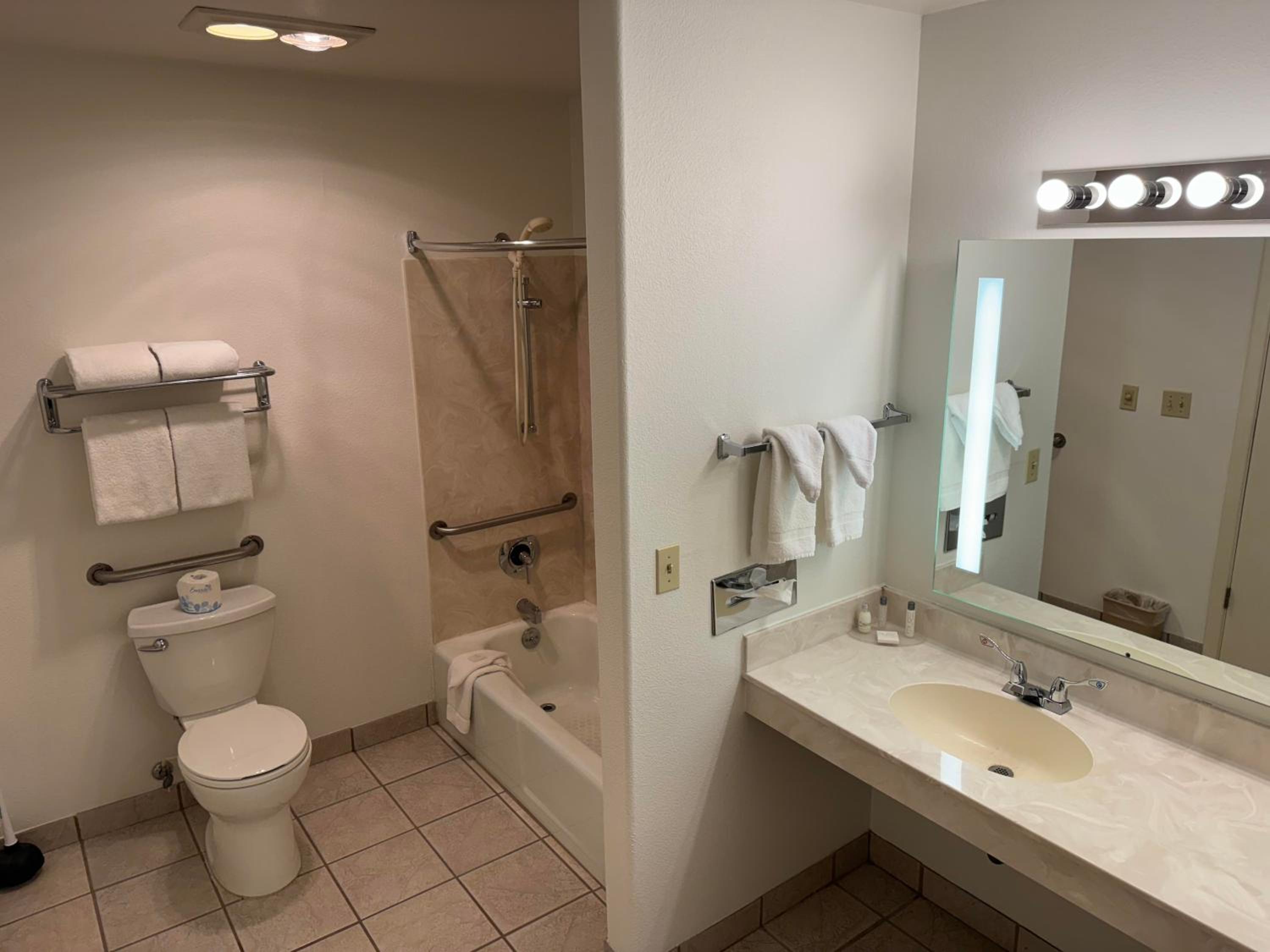 Deluxe Queen Room with Two Queen Beds No Pets - Disability Access photo 2
