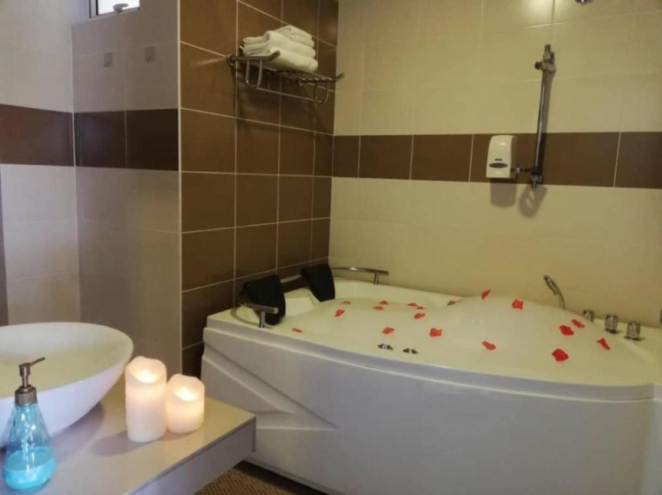 Deluxe Suite with Spa Bath photo 1