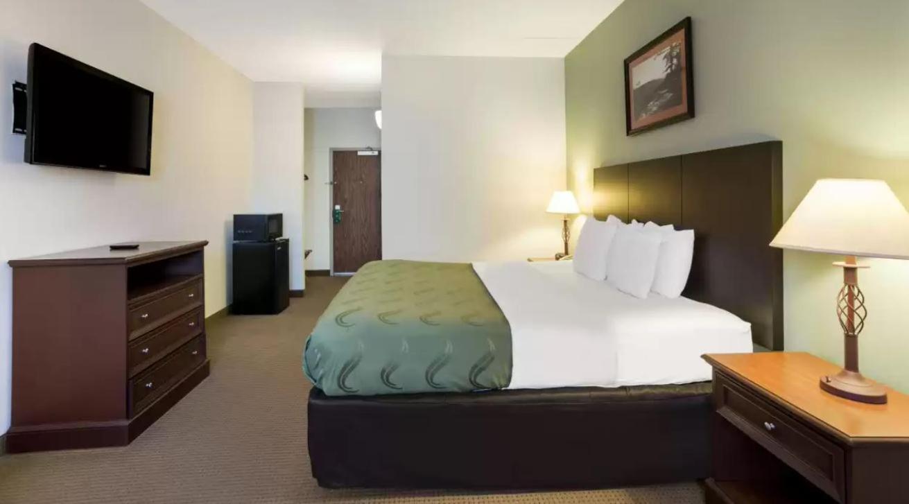 King Room - Accessible/Non Smoking - Photo 1