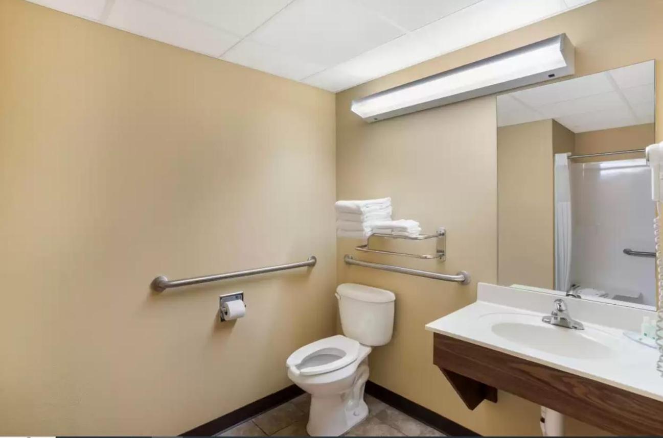 King Room - Accessible/Non Smoking - Photo 3