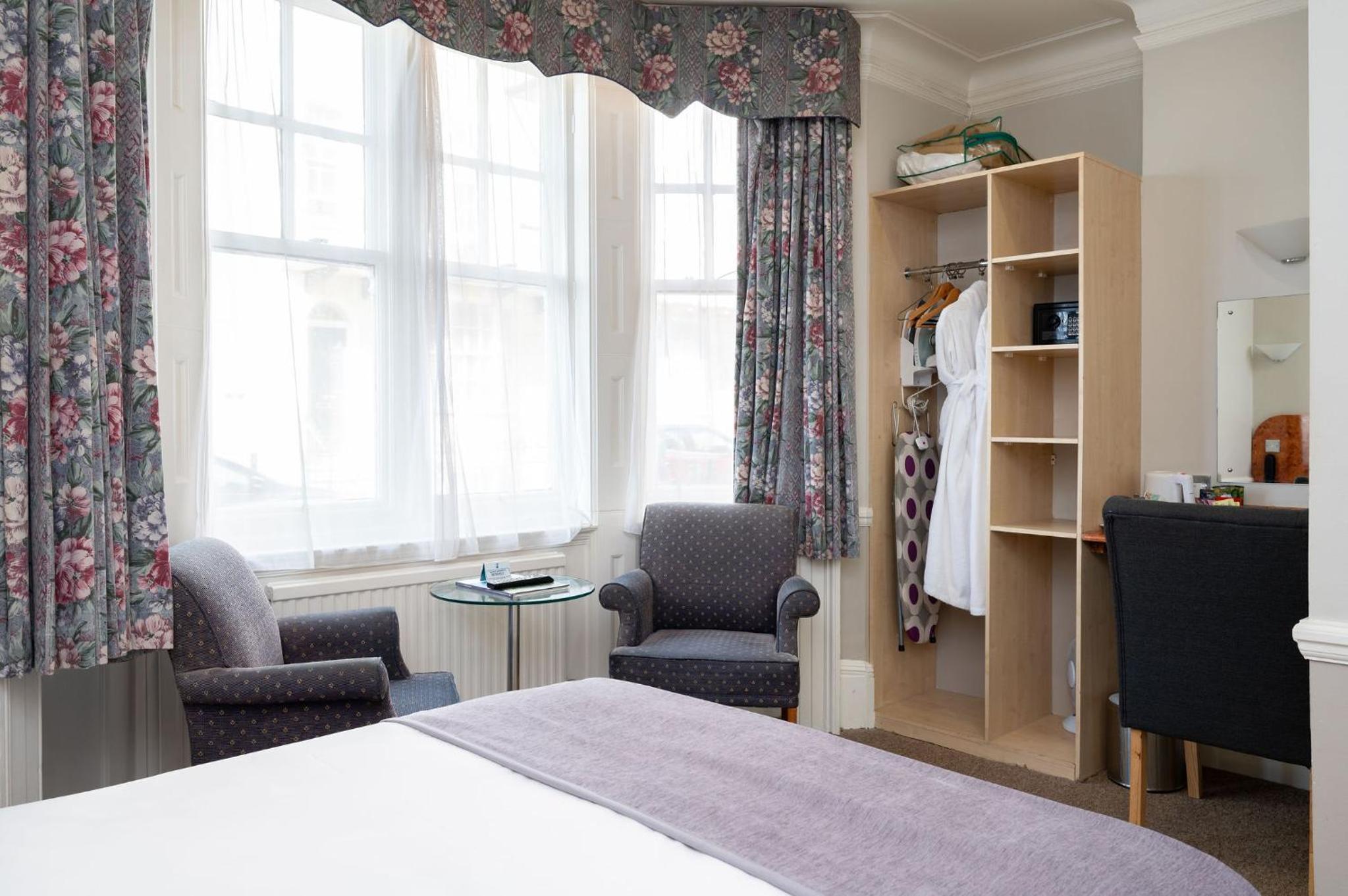 Double Room with Side Sea View - Photo 2