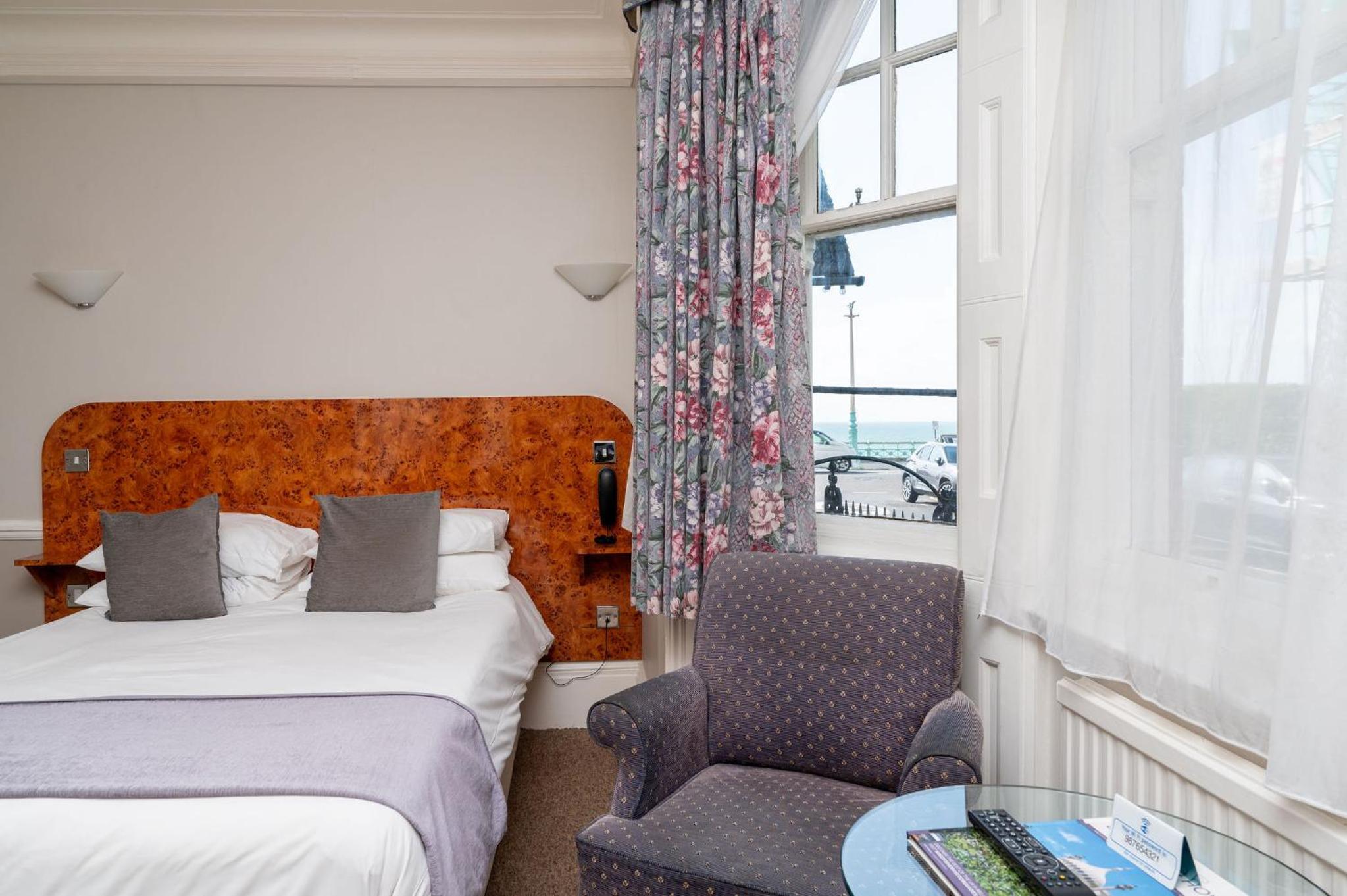 Double Room with Side Sea View - Photo 1
