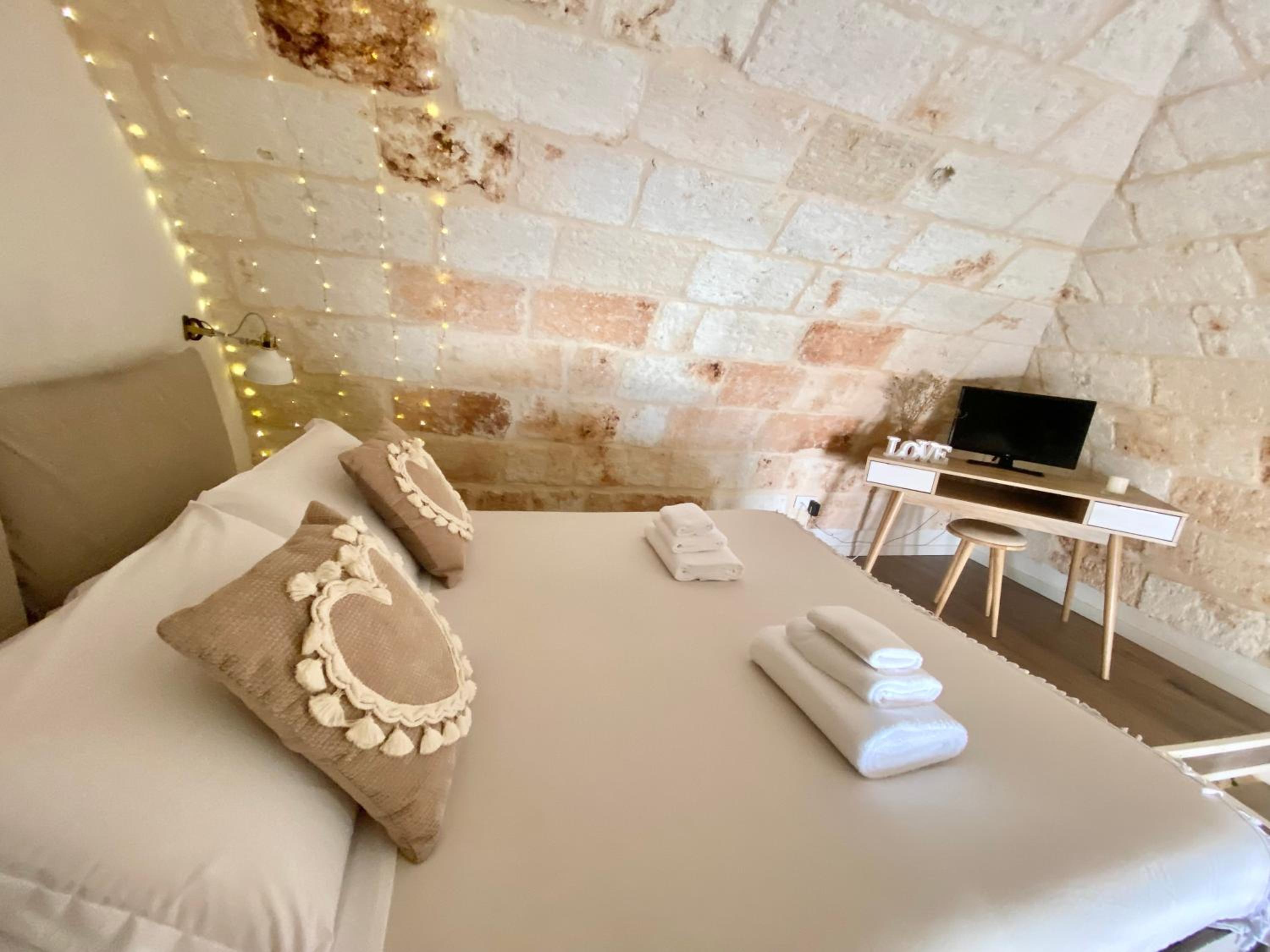 Double Room with Spa Bath - Photo 39