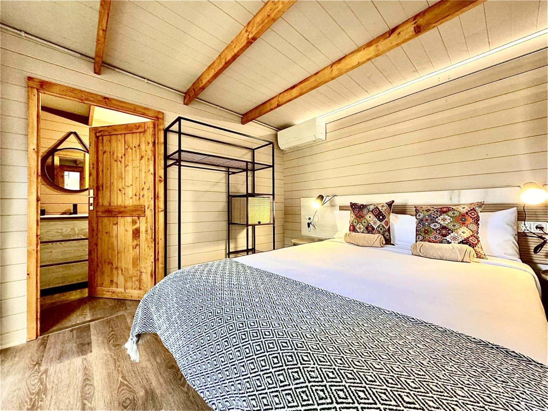 Bungalow Deluxe con Vista al Jardín.