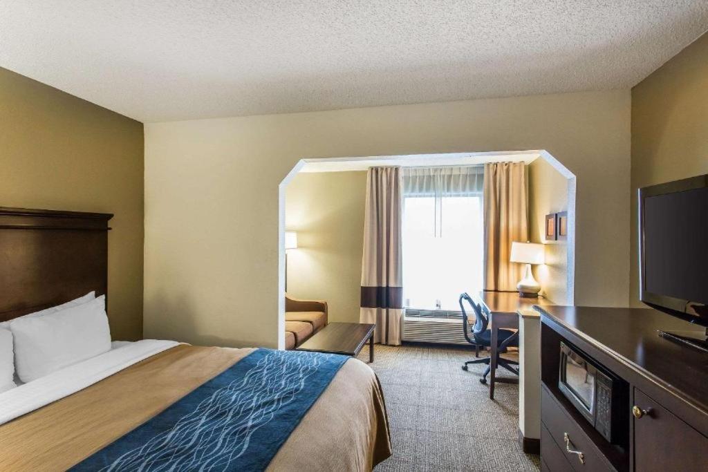 Queen Room with Two Queen Beds - Non-Smoking - Photo 1