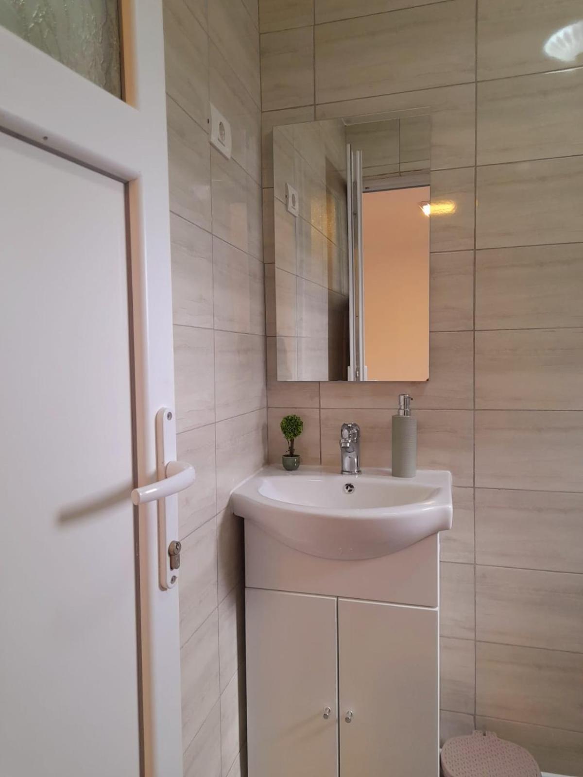 Twin Room with Private Bathroom photo 3