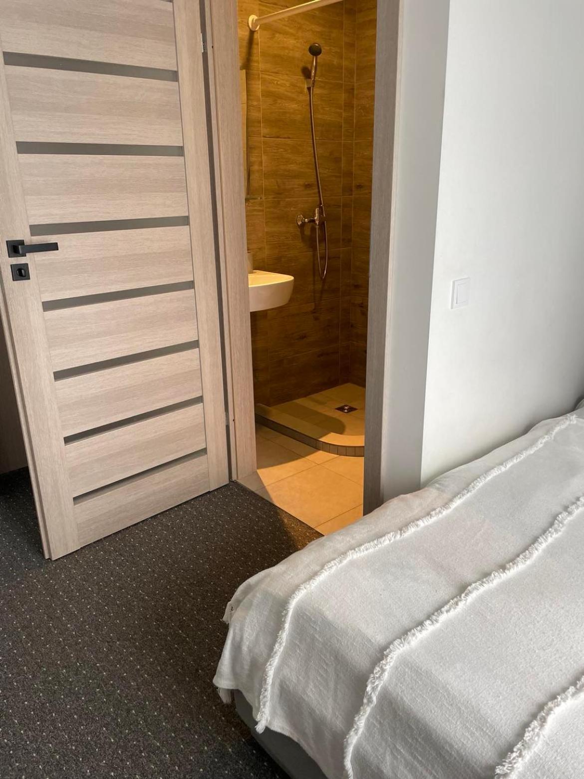 Double Room with Private Bathroom - Photo 9