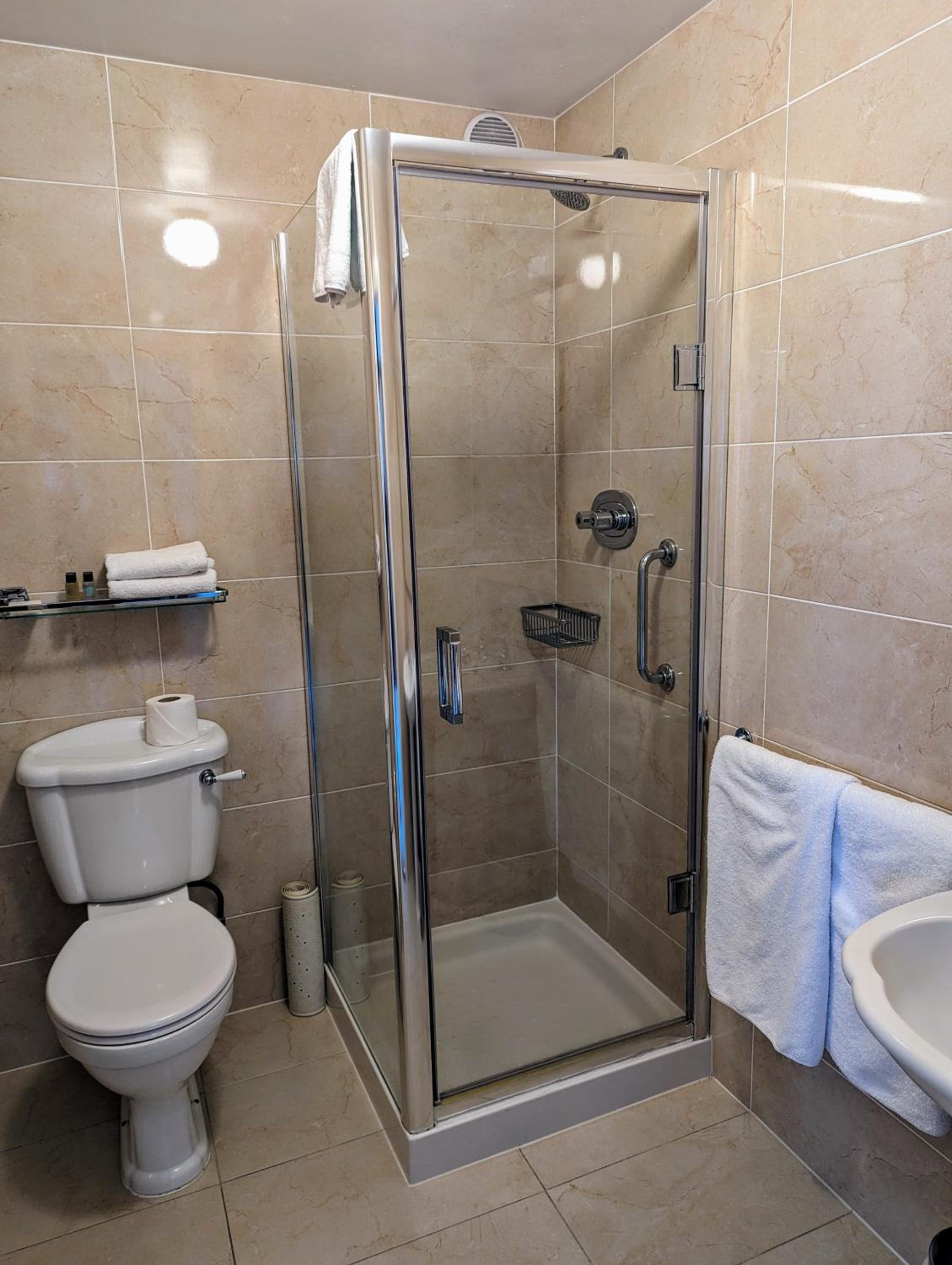 Standard Double Room - Photo 8