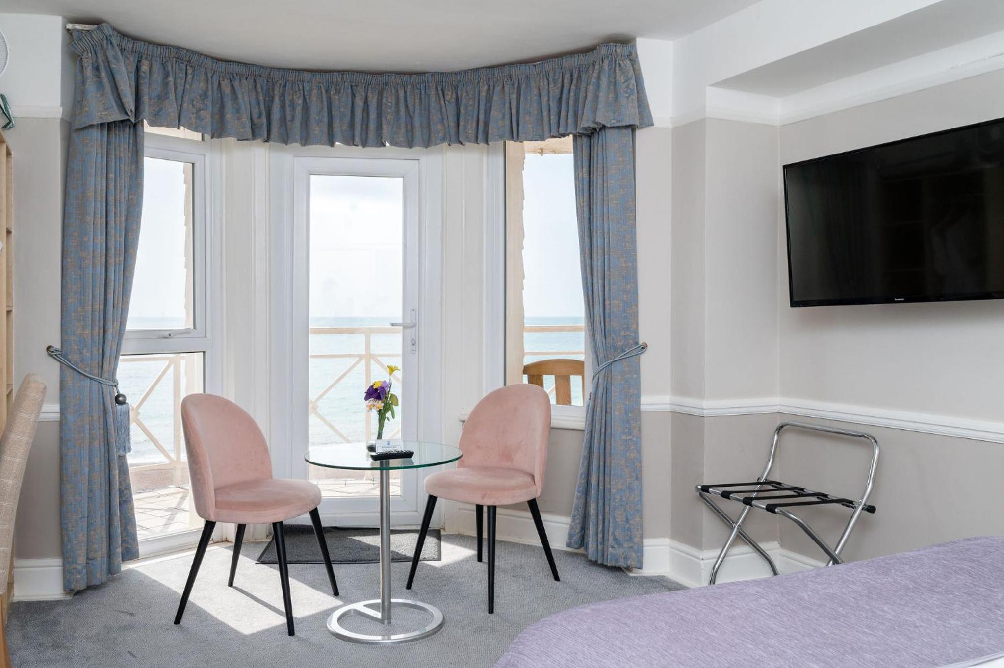 Double Room with Balcony and Sea View - Photo 3