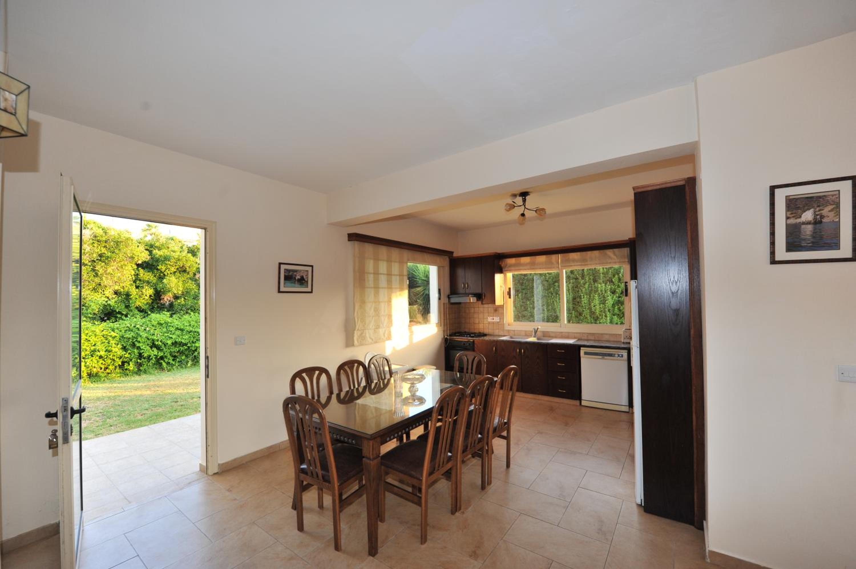 Four-Bedroom House photo 3