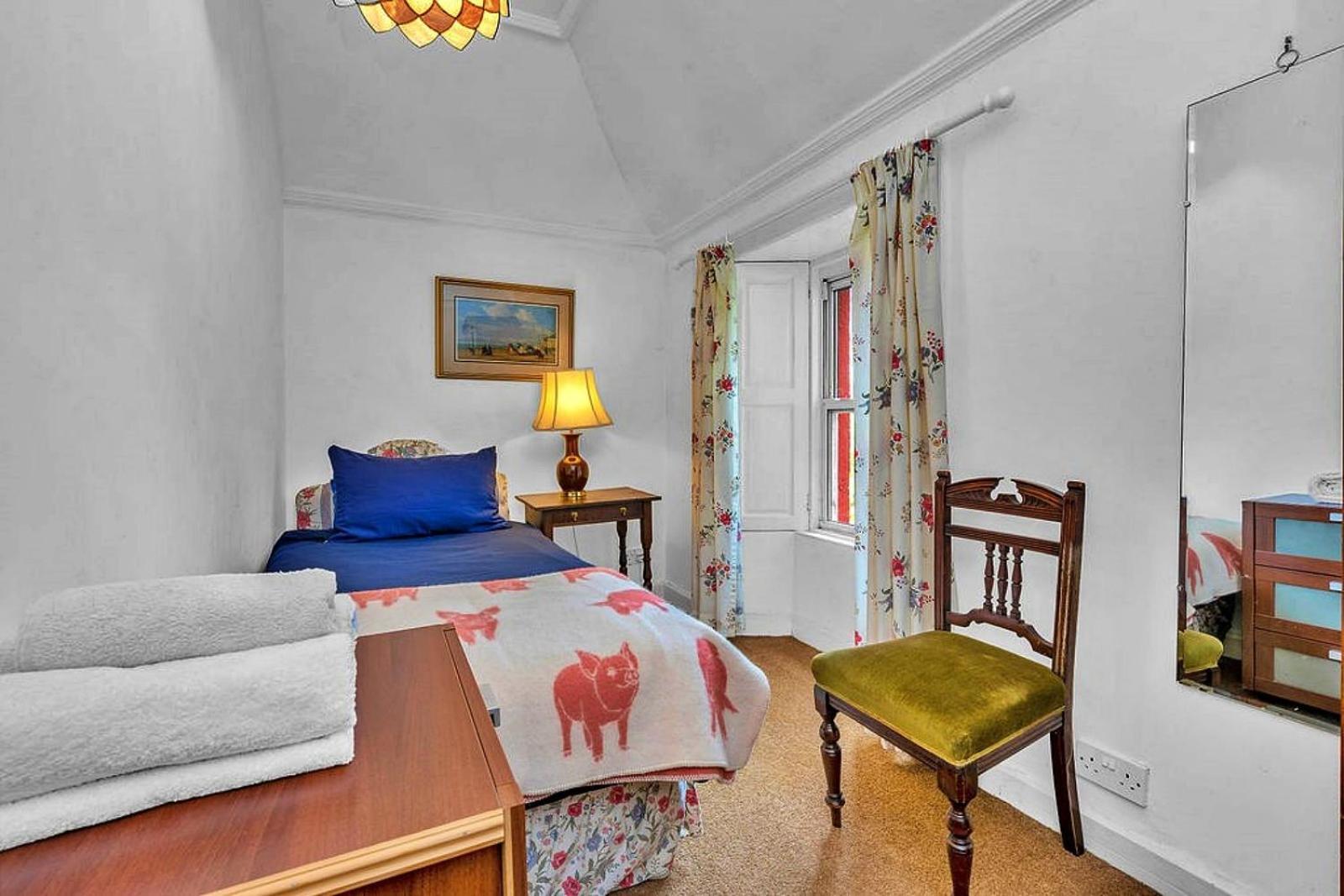 Three-Bedroom House photo 2