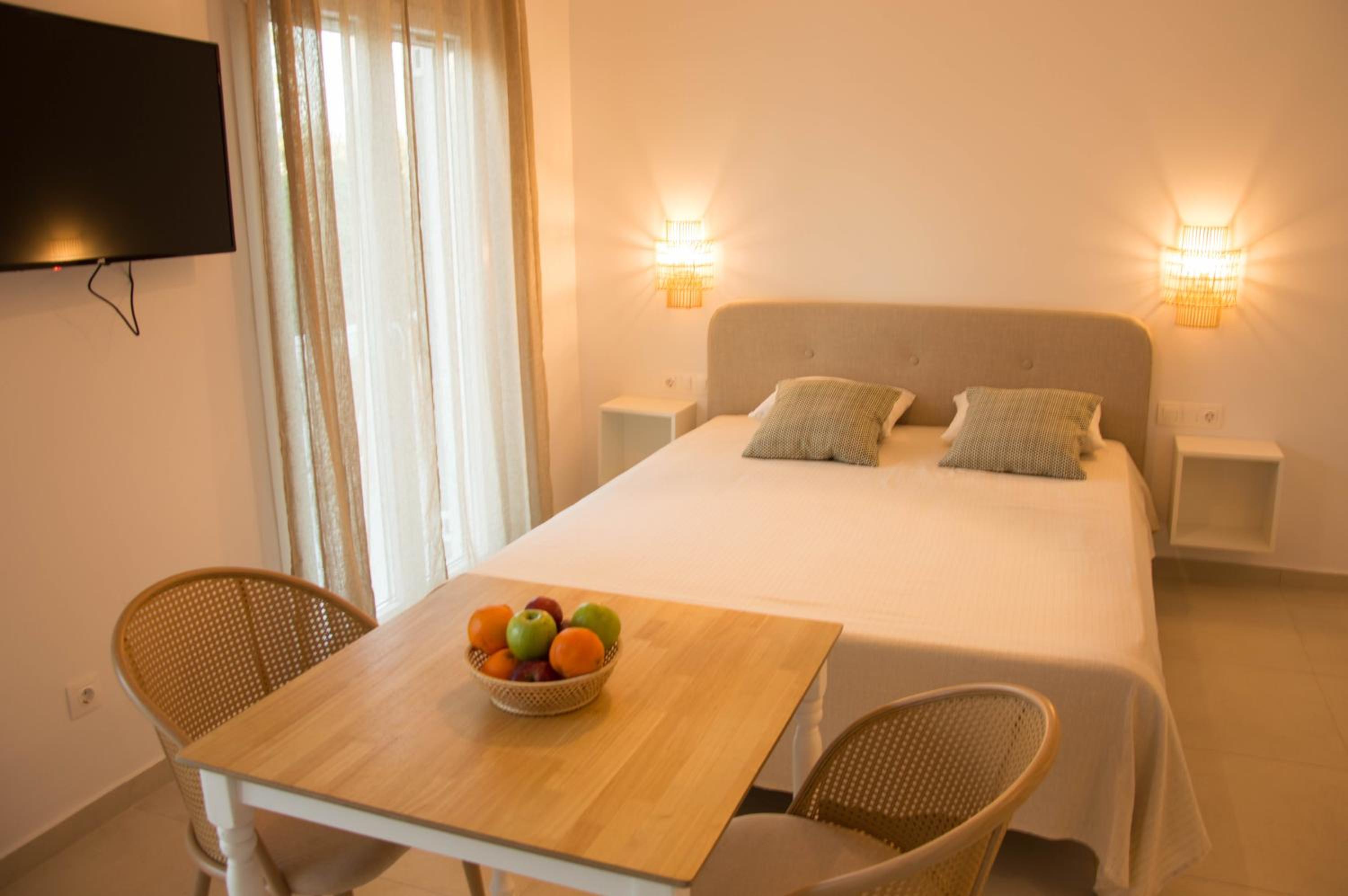 One-Bedroom Apartment photo 2