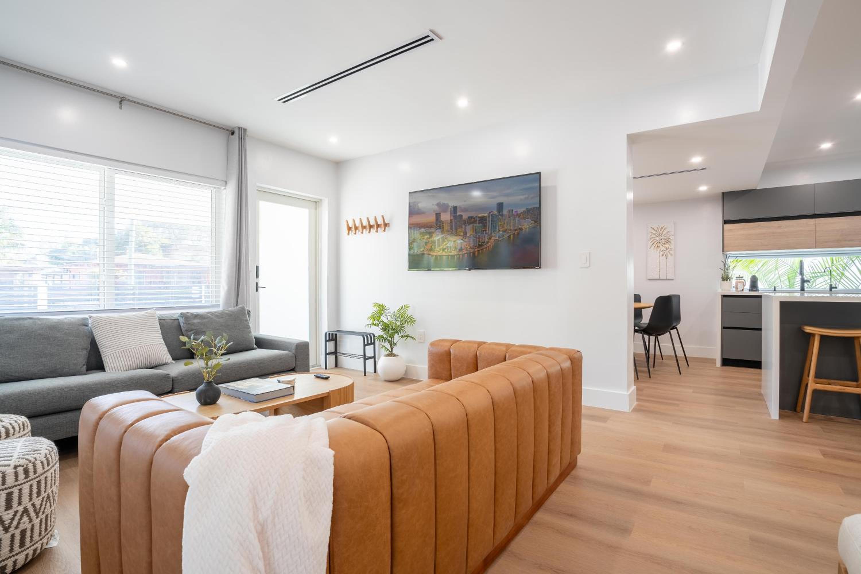 Five-Bedroom House photo 1