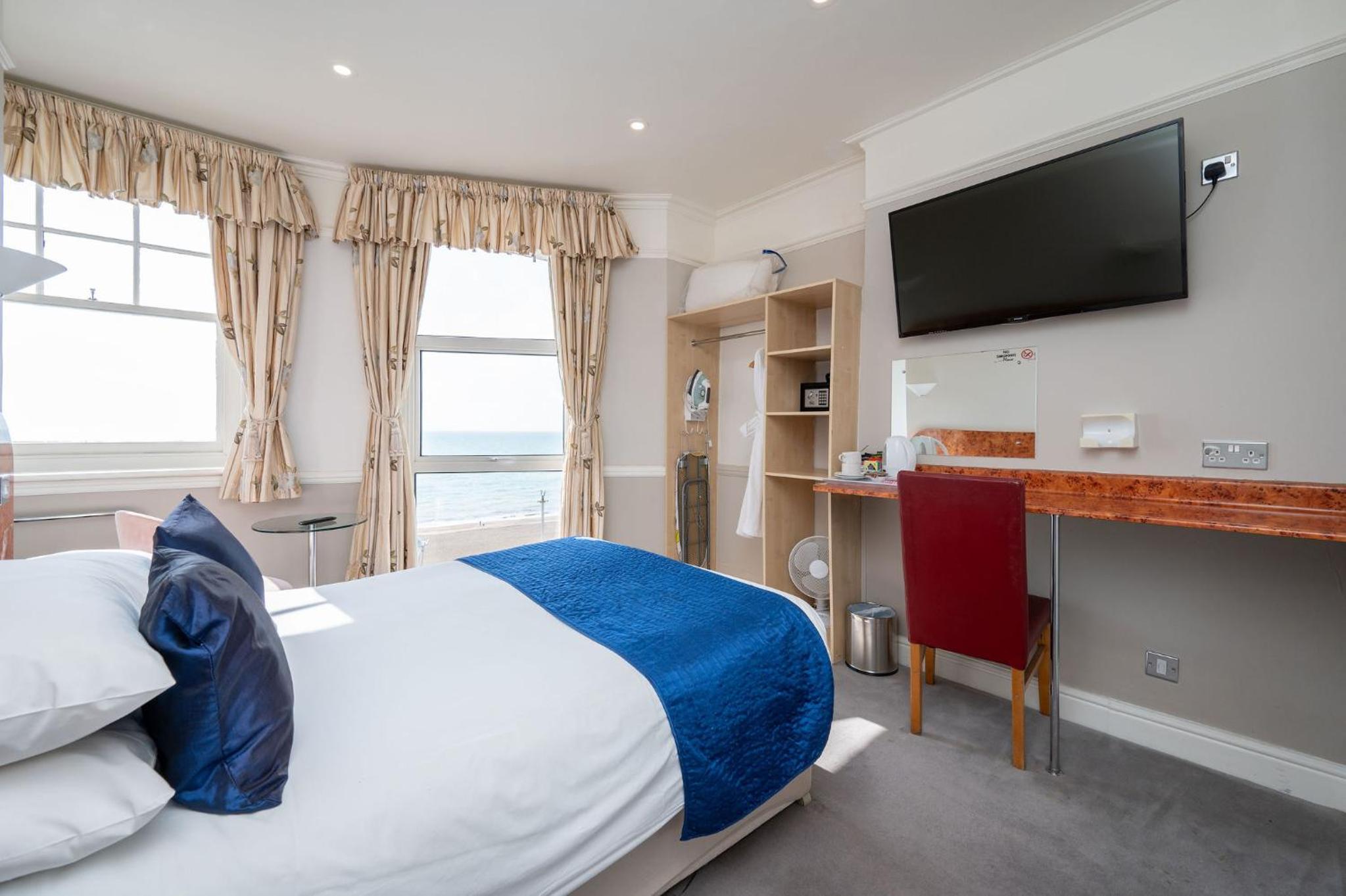 Cozy Double Room with Sea View - Photo 1