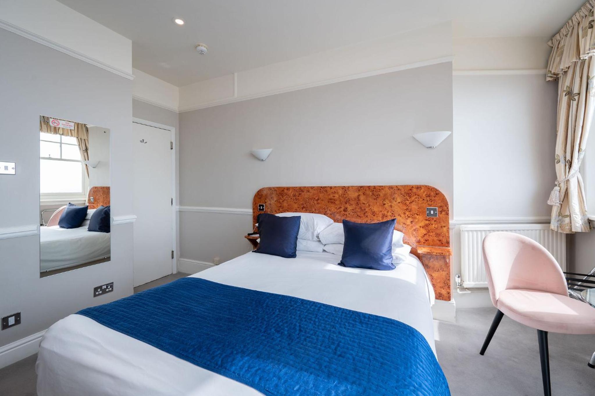 Cozy Double Room with Sea View - Photo 3
